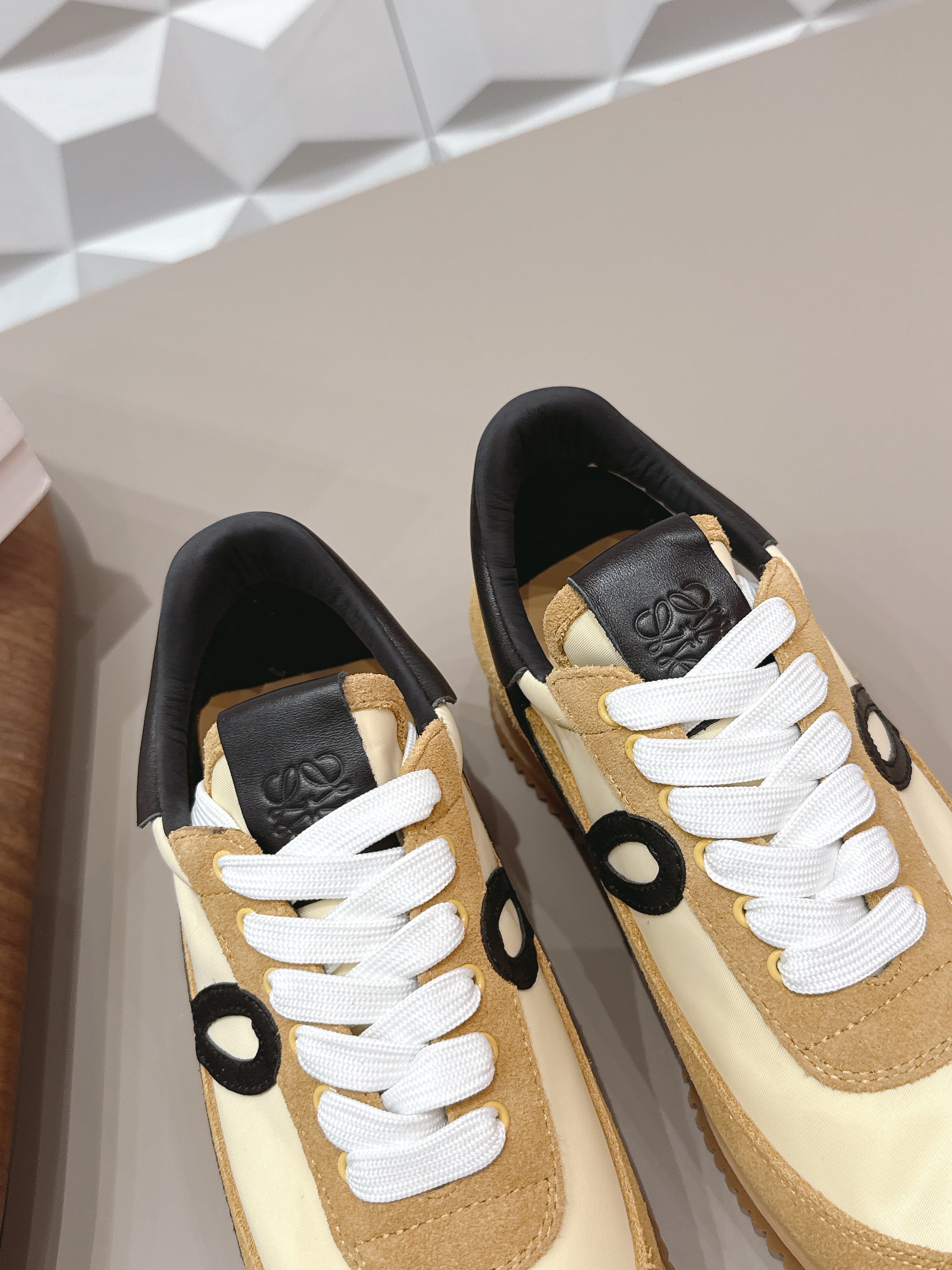 LOEWE 26S FLOW RUNNER SNEAKER IN TAN BROWN SUEDE AND BLACK CALFSKIN