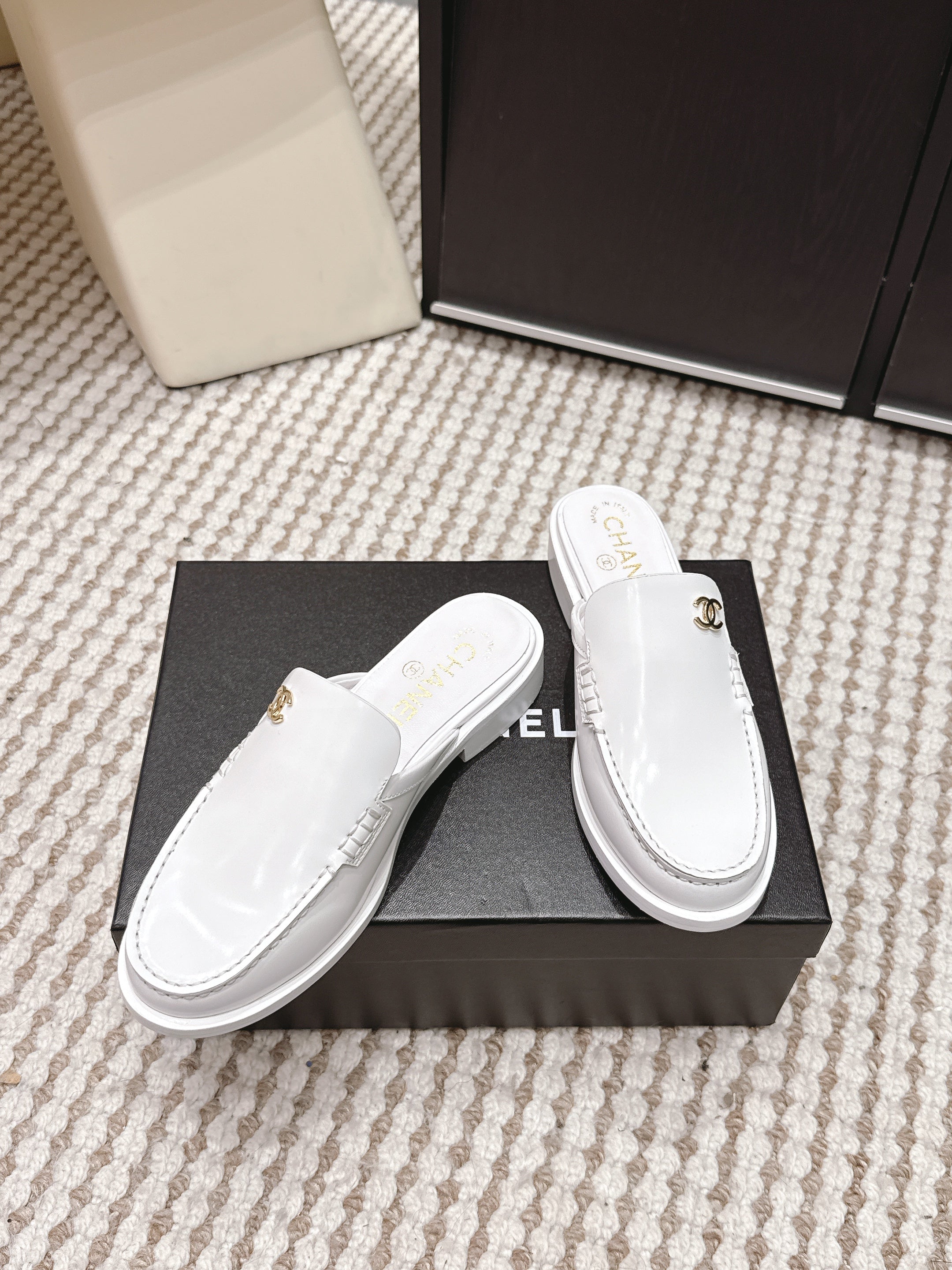 CHANEL 26S LOAFER MULES IN WHITE GLOSSY CALFSKIN