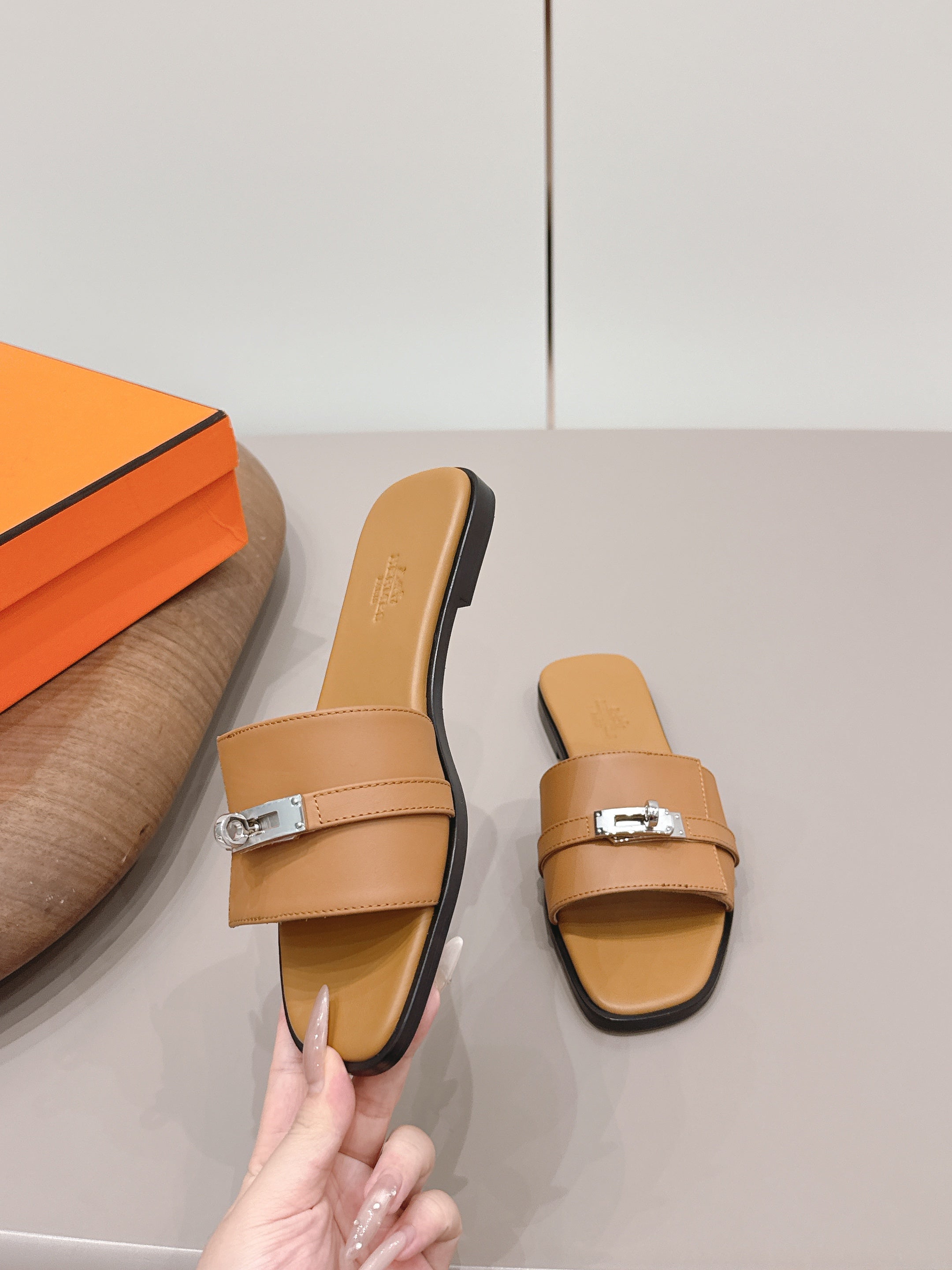 HM 26S GIULIA SANDAL IN TAN BROWN CALFSKIN SILVER HARDWARE