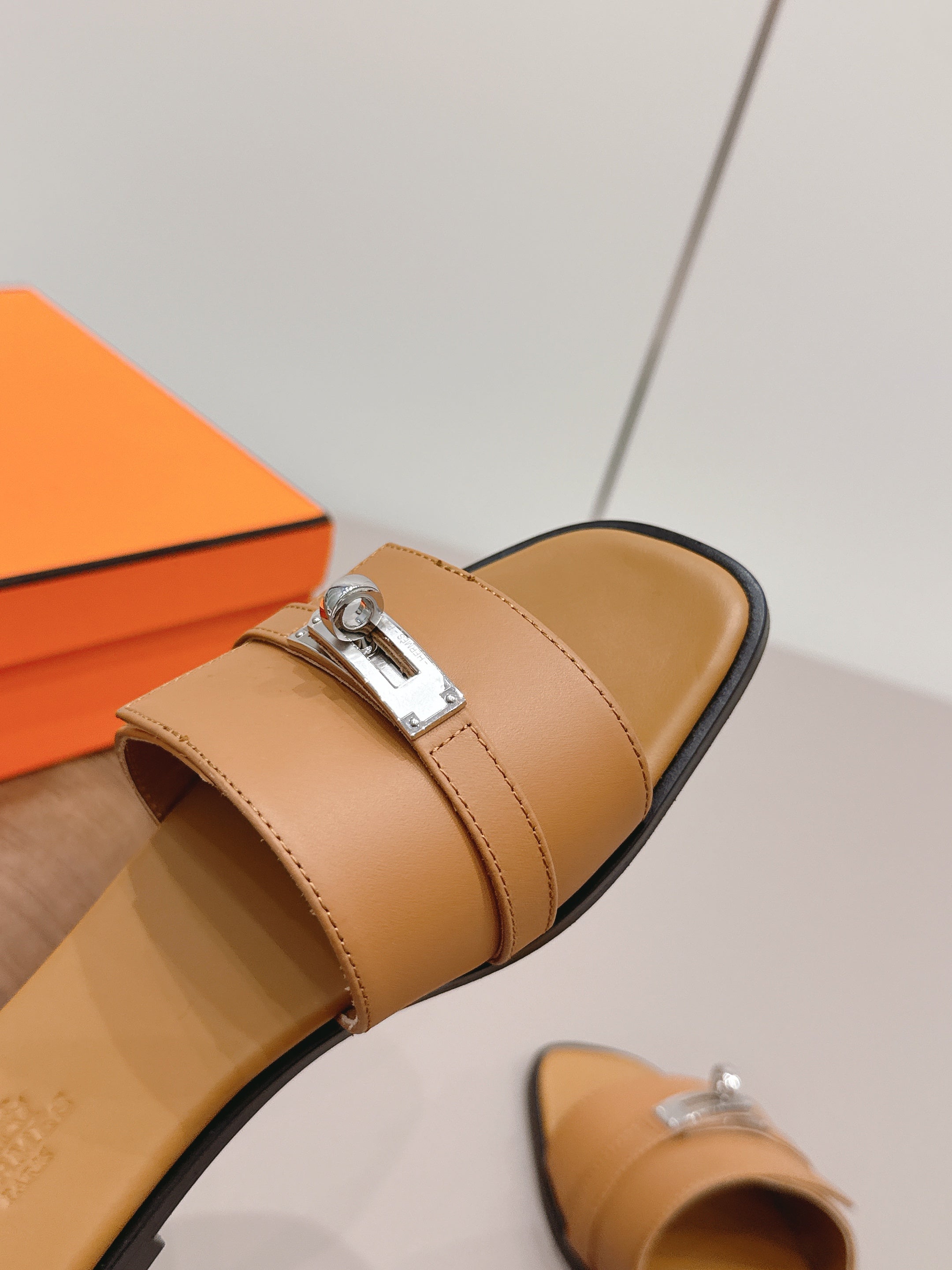 HM 26S GIULIA SANDAL IN TAN BROWN CALFSKIN SILVER HARDWARE