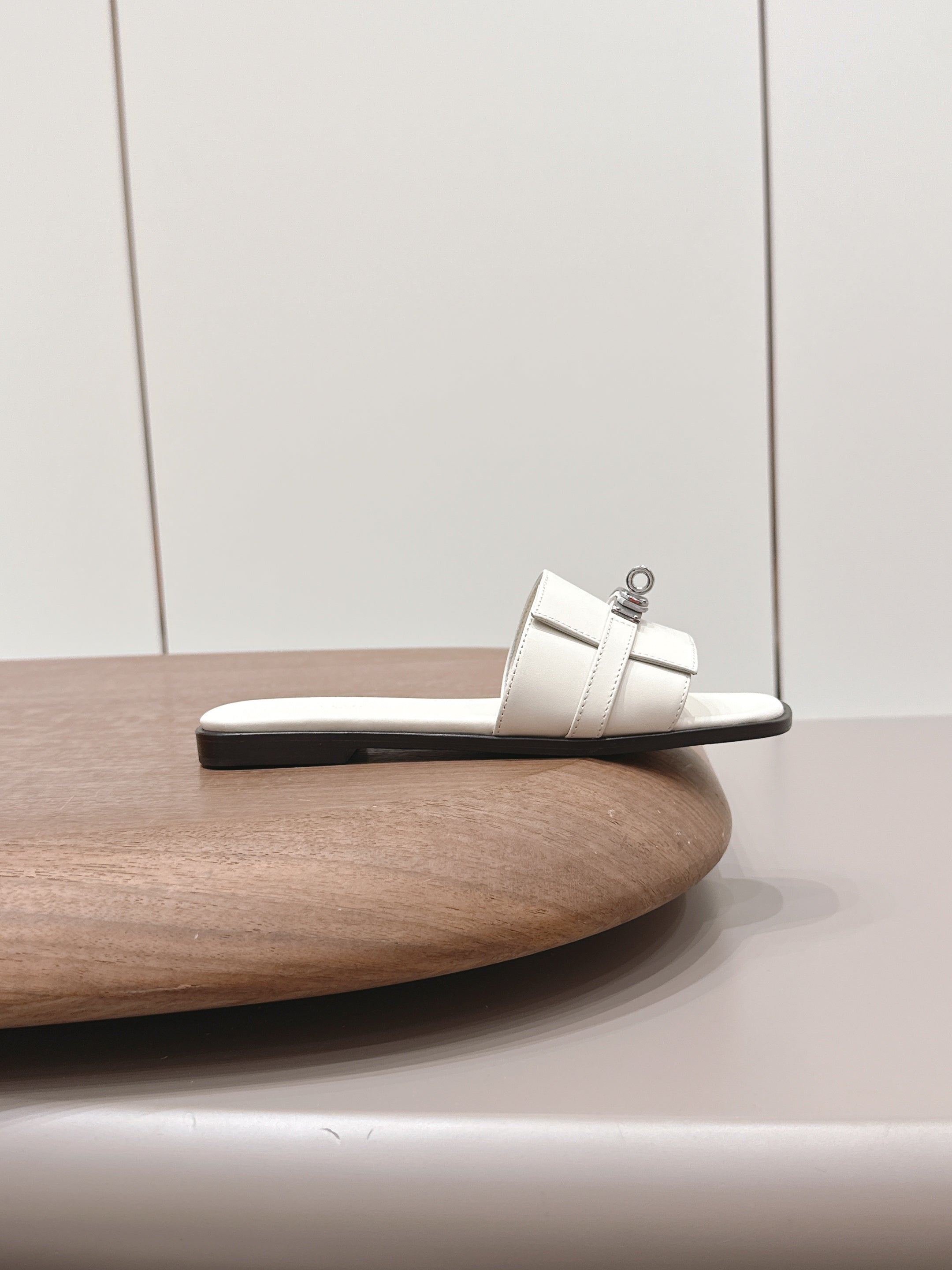 HM 26S GIULIA SANDAL IN IVORY WHITE CALFSKIN SILVER HARDWARE