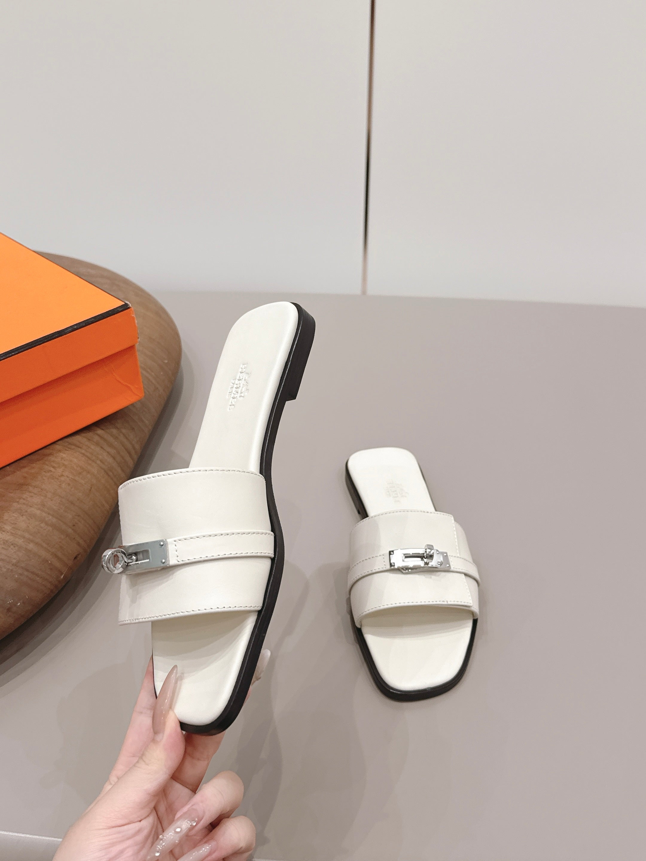 HM 26S GIULIA SANDAL IN IVORY WHITE CALFSKIN SILVER HARDWARE