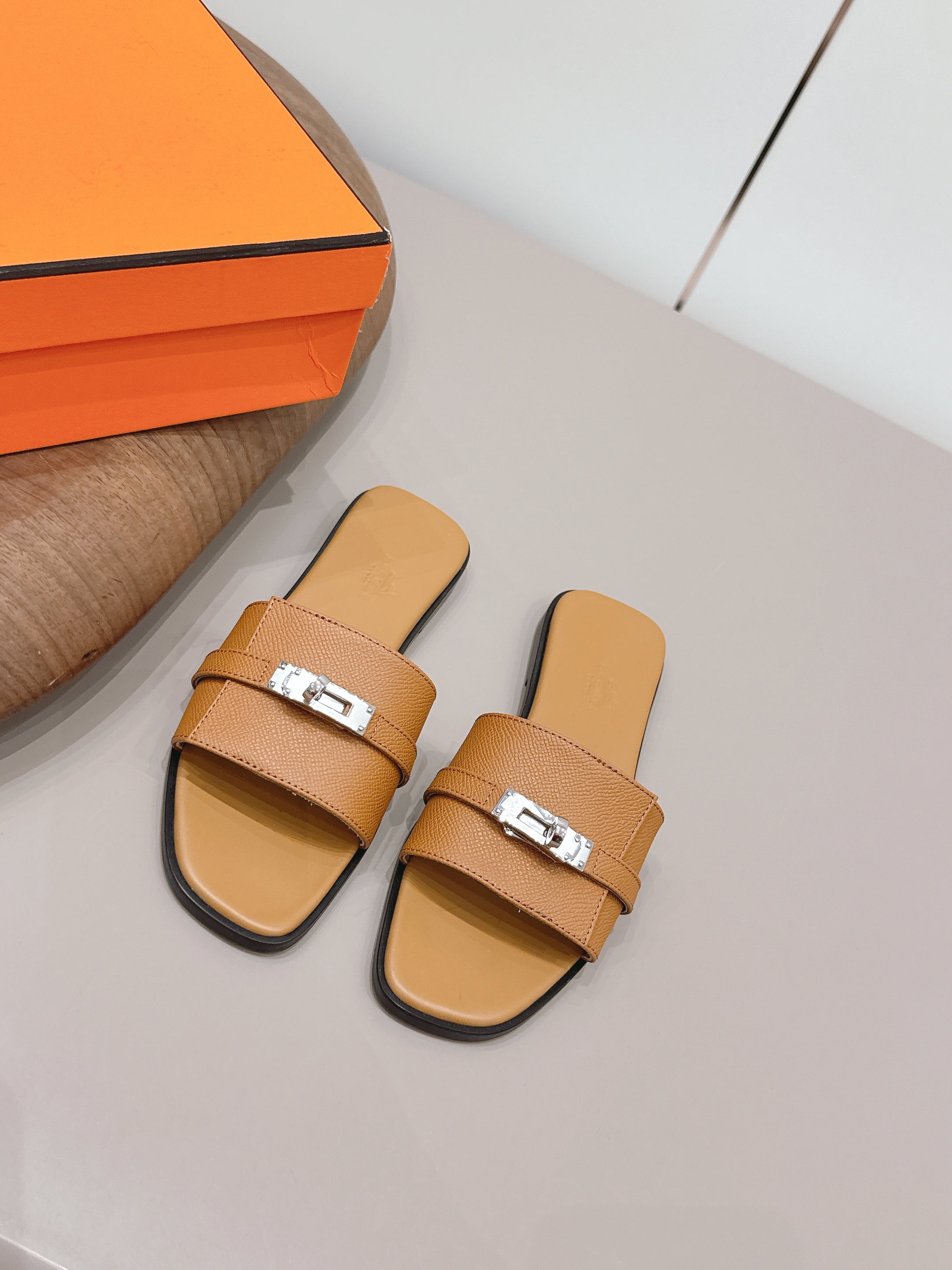 HM 26S GIULIA SANDAL IN CARAMEL BROWN EPSOM CALFSKIN SILVER HARDWARE