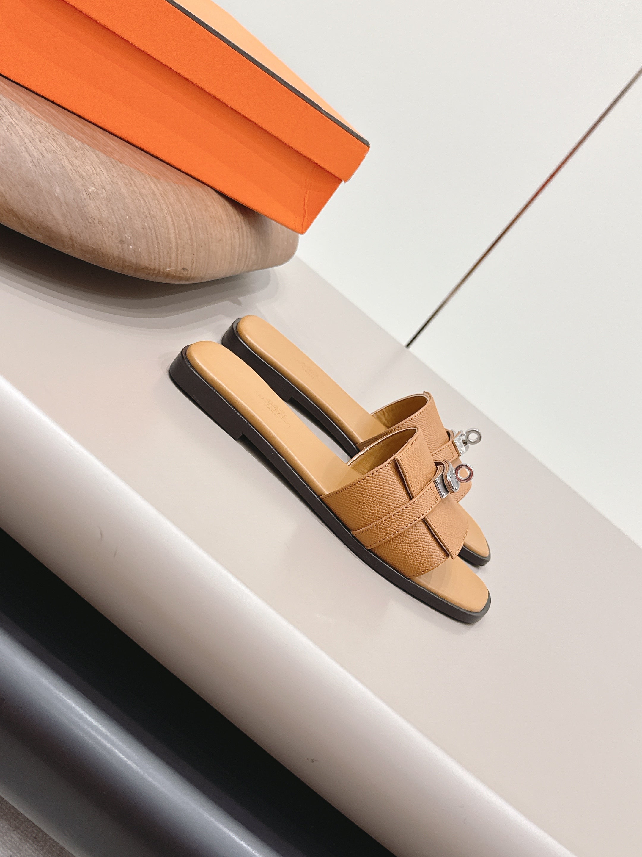 HM 26S GIULIA SANDAL IN CARAMEL BROWN EPSOM CALFSKIN SILVER HARDWARE