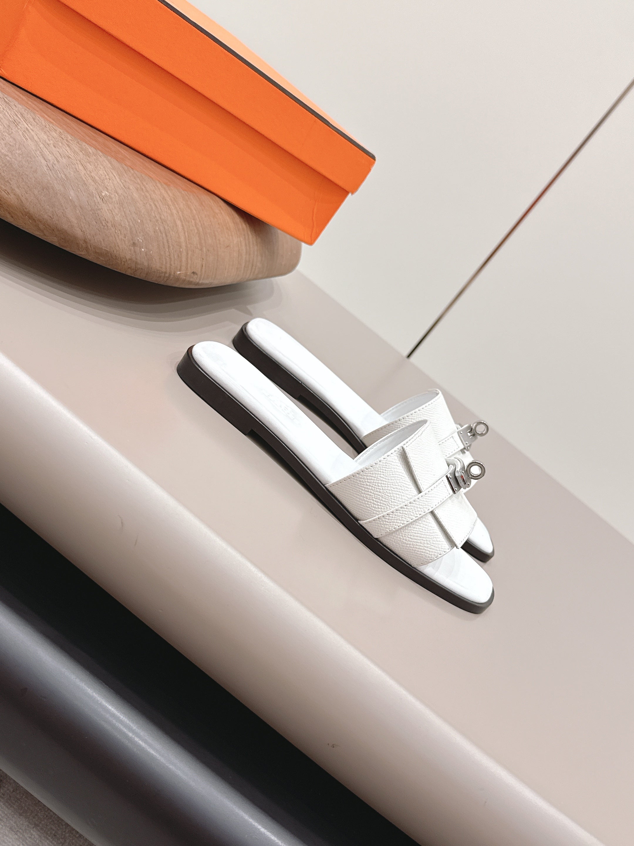 HM 26S GIULIA SANDAL IN WHITE EPSOM CALFSKIN SILVER HARDWARE