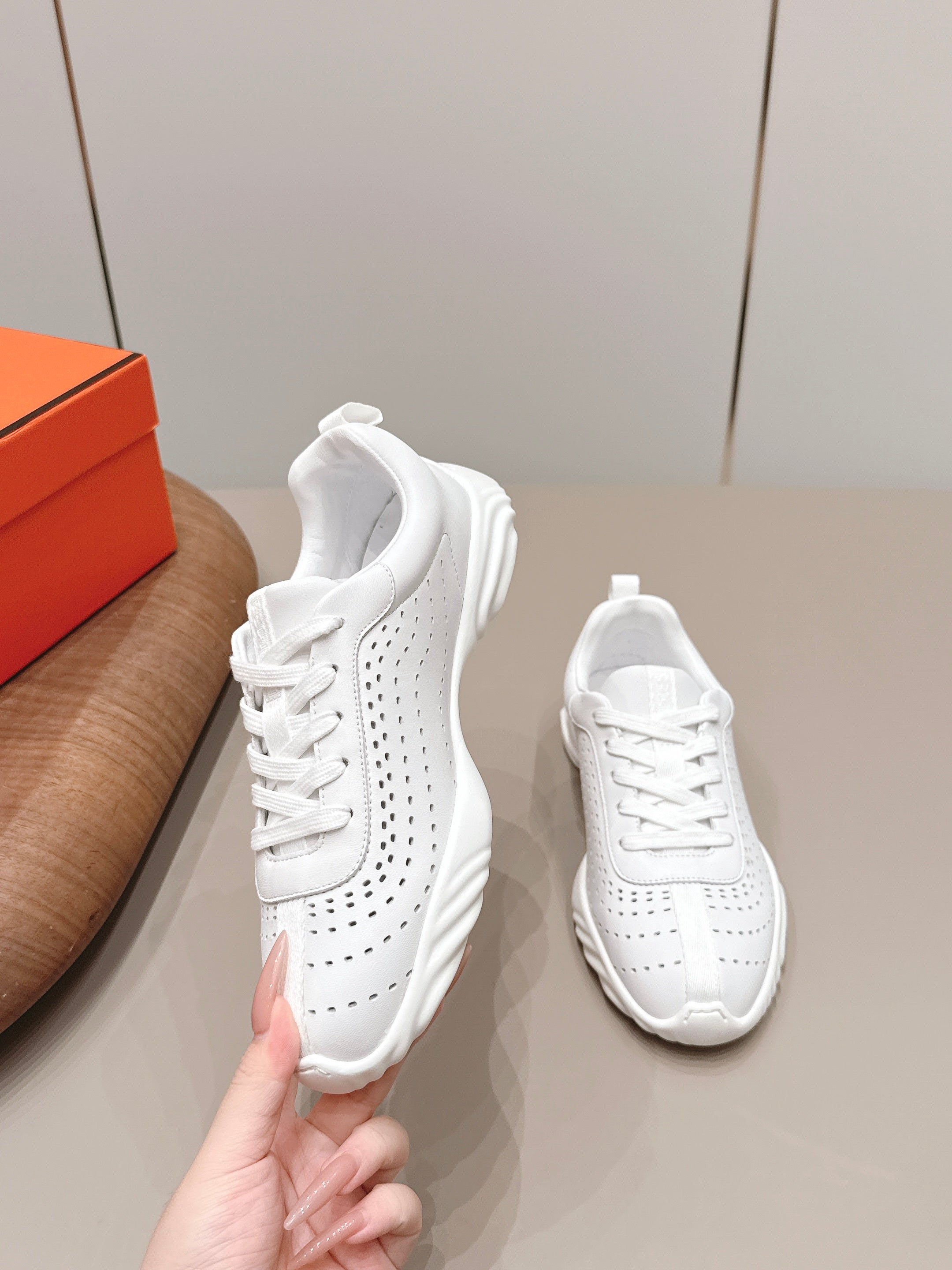 HM 26S TRAIL SNEAKERS IN WHITE PERFORATED CALFSKIN