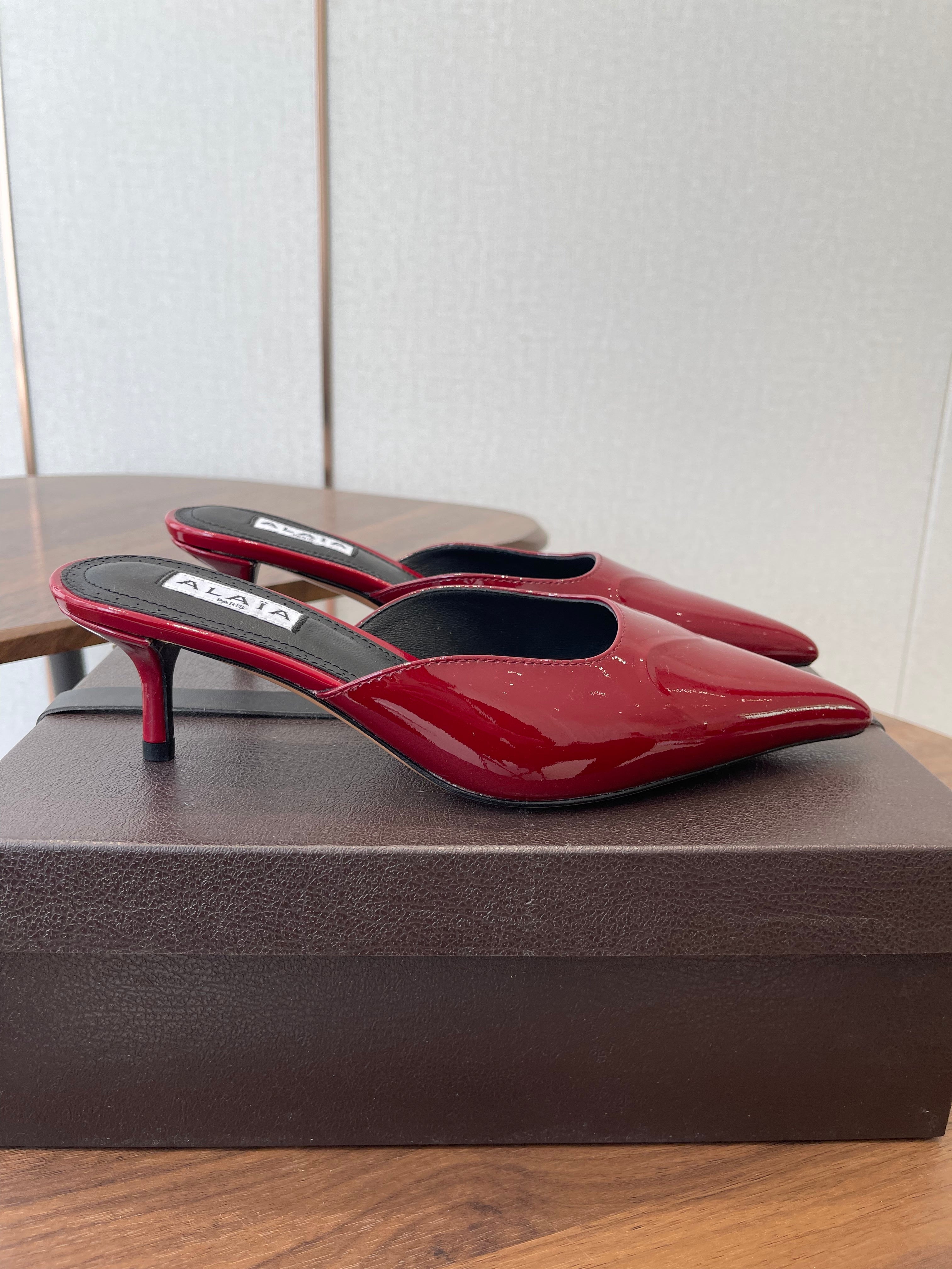 ALAIA 26S HEELED MULES 50 MM IN DARK RED GLOSSY CALFSKIN