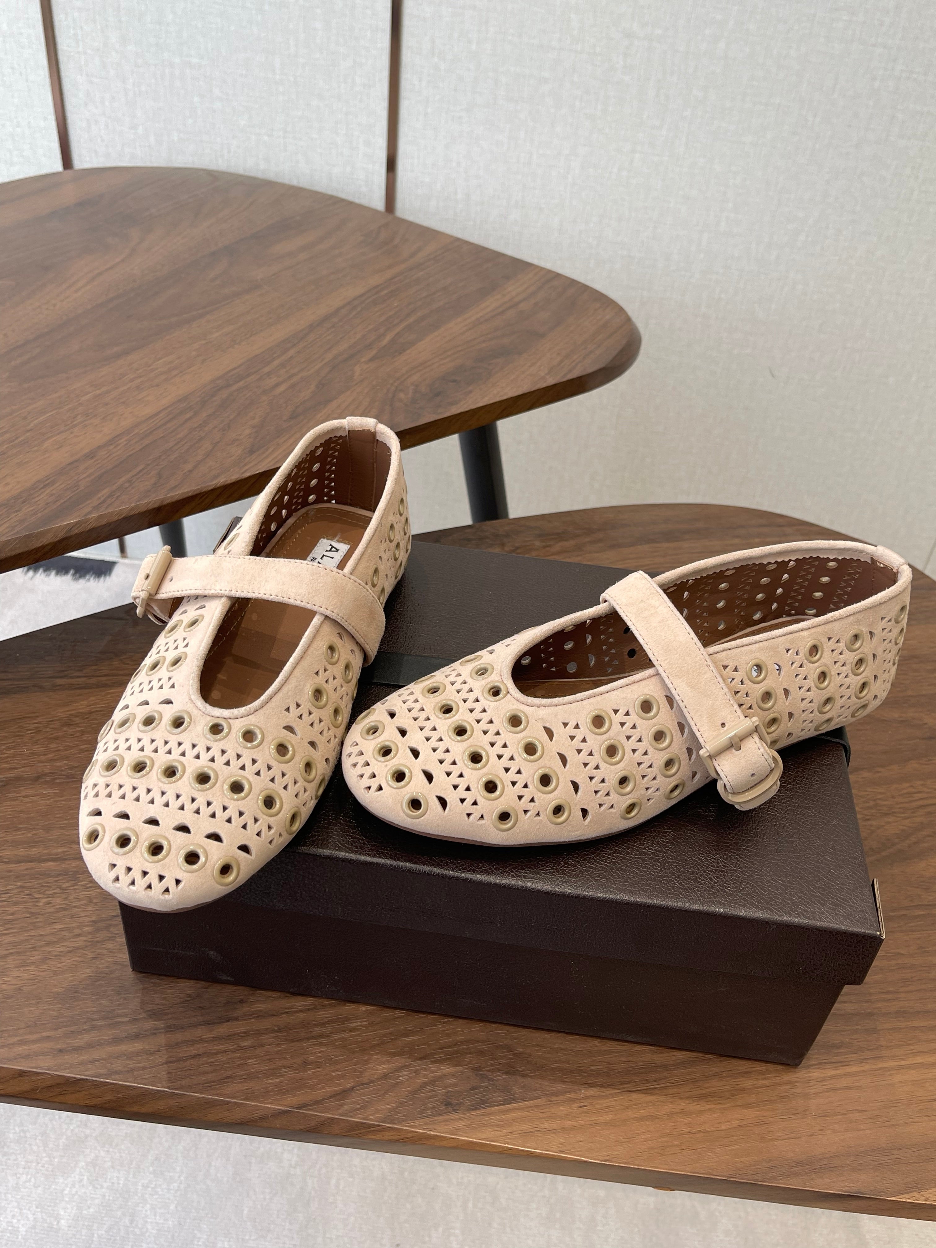 ALAIA 26S MARY JANE FLATS IN BEIGE SUEDE