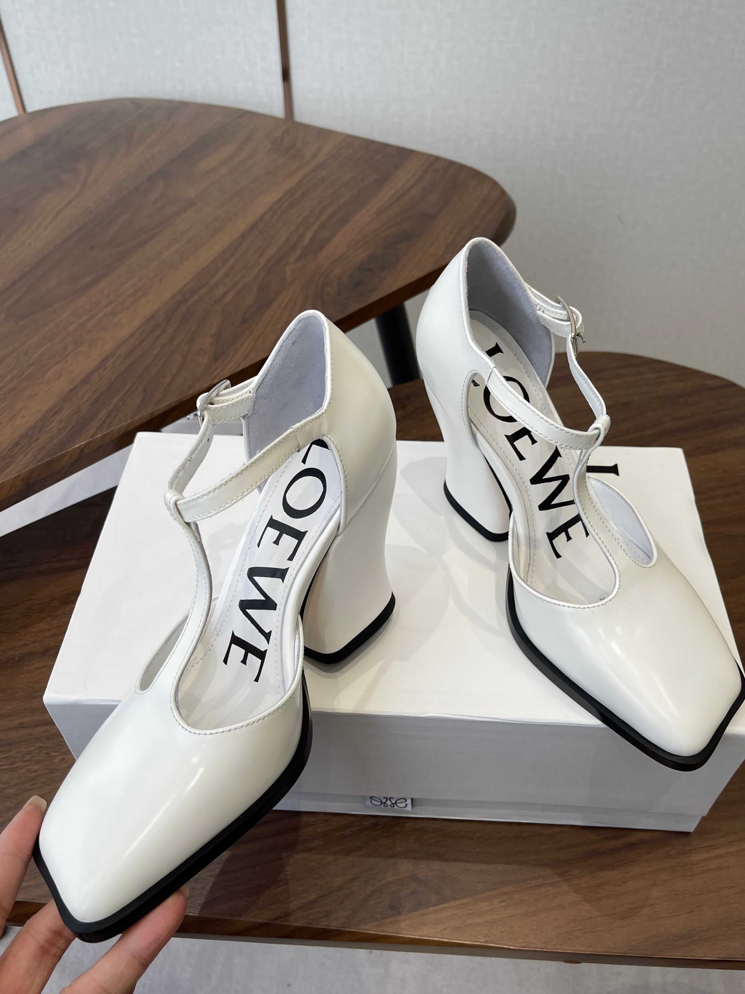 LOEWE 26S ONDA 90MM T-STRAP HIGH-HEEL SHOES IN WHITE GLOSSY CALFSKIN