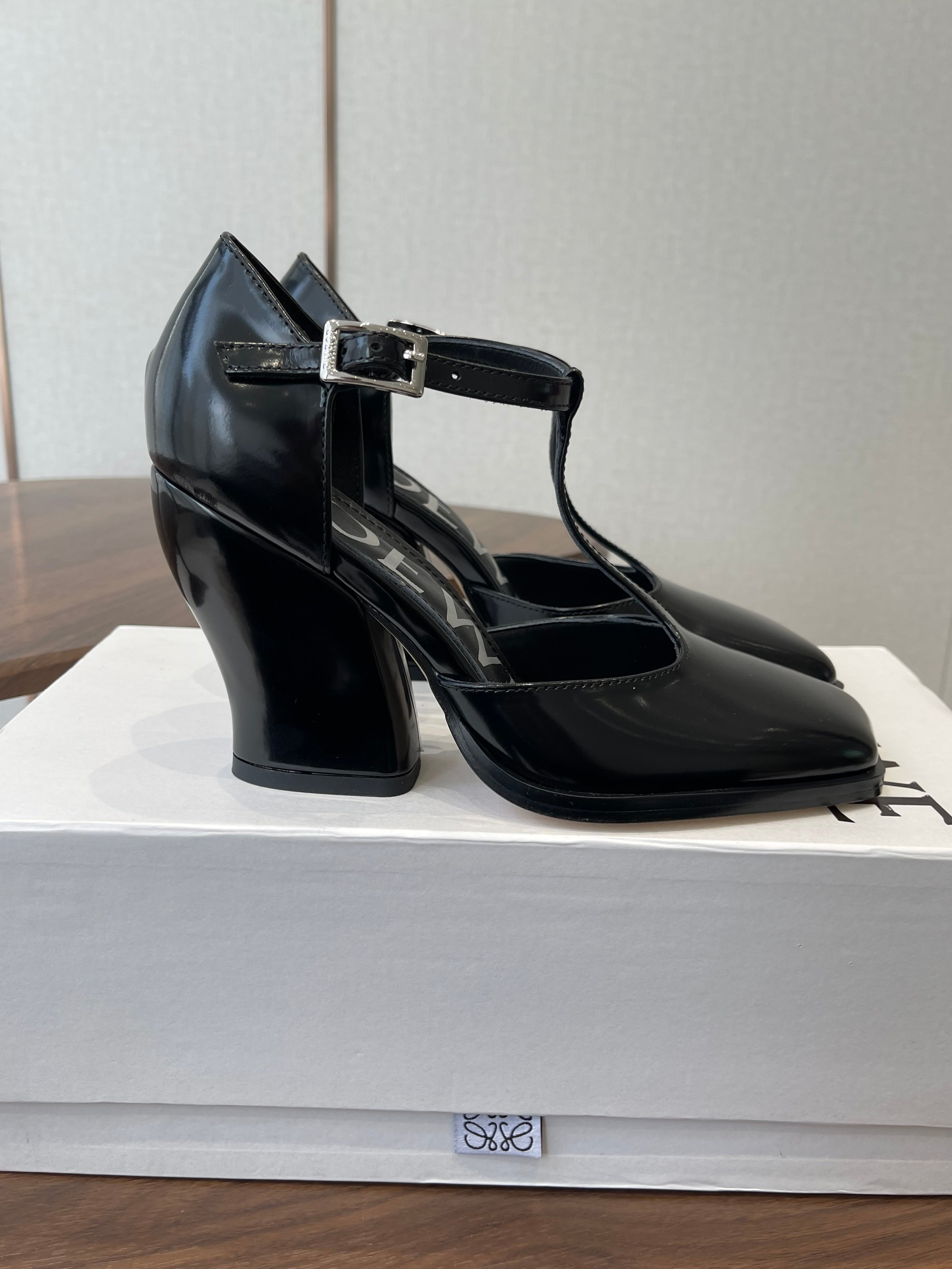 LOEWE 26S ONDA 90MM T-STRAP HIGH-HEEL SHOES IN BLACK GLOSSY CALFSKIN