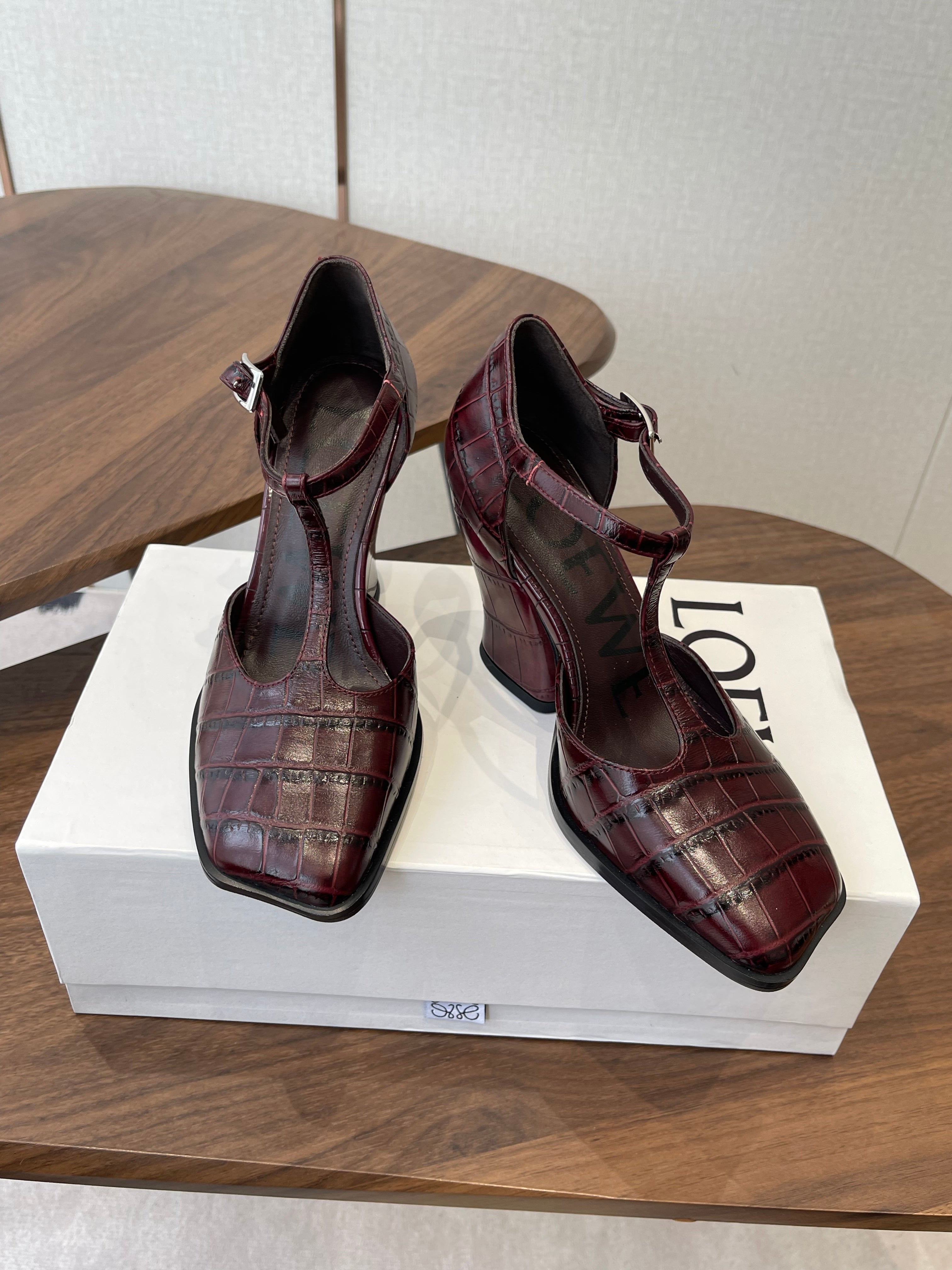 LOEWE 26S ONDA 90MM T-STRAP HIGH-HEEL SHOES IN WINE RED EMBOSSED CROCODILE CALFSKIN