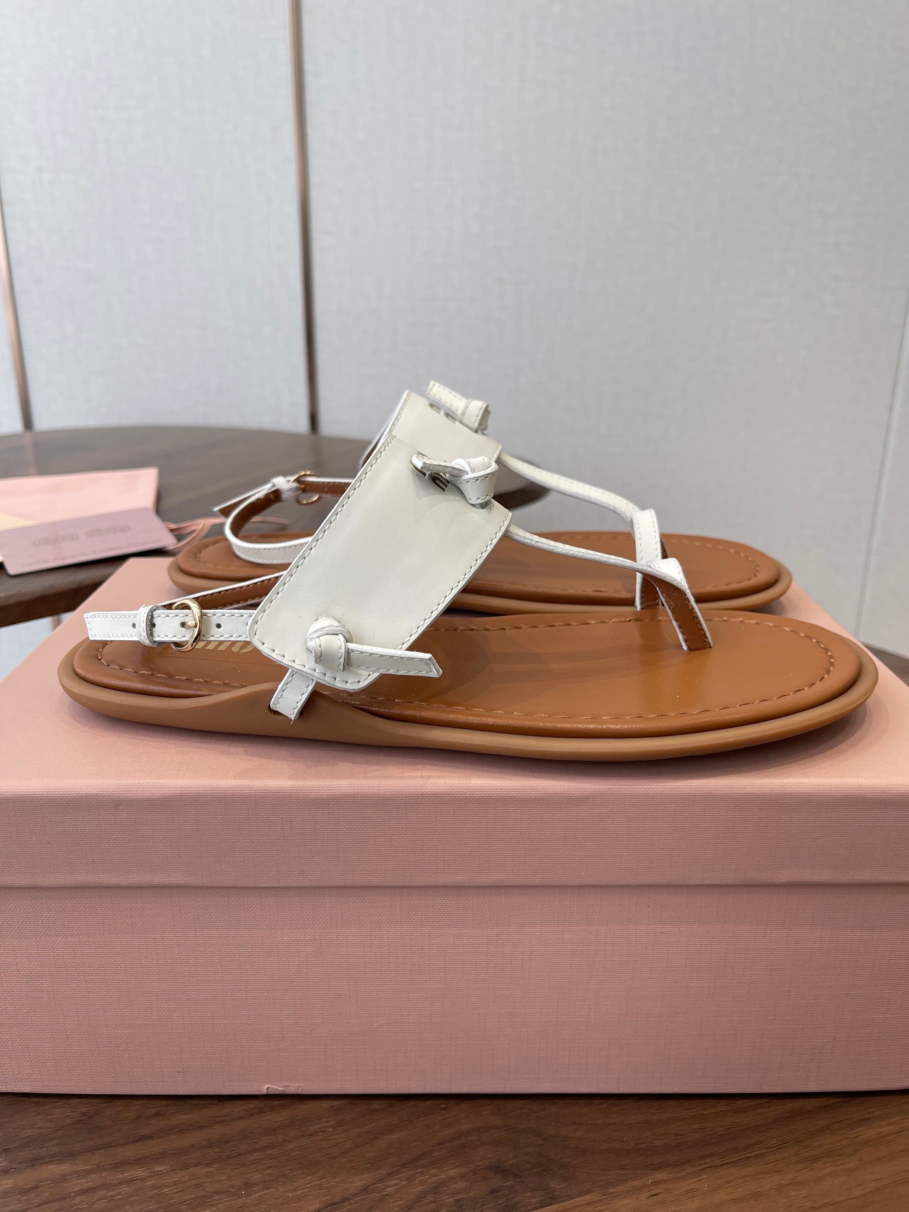 MIUMIU 26S FLIP FLOPS IN WHITE AND TAN BROWN CALFSKIN