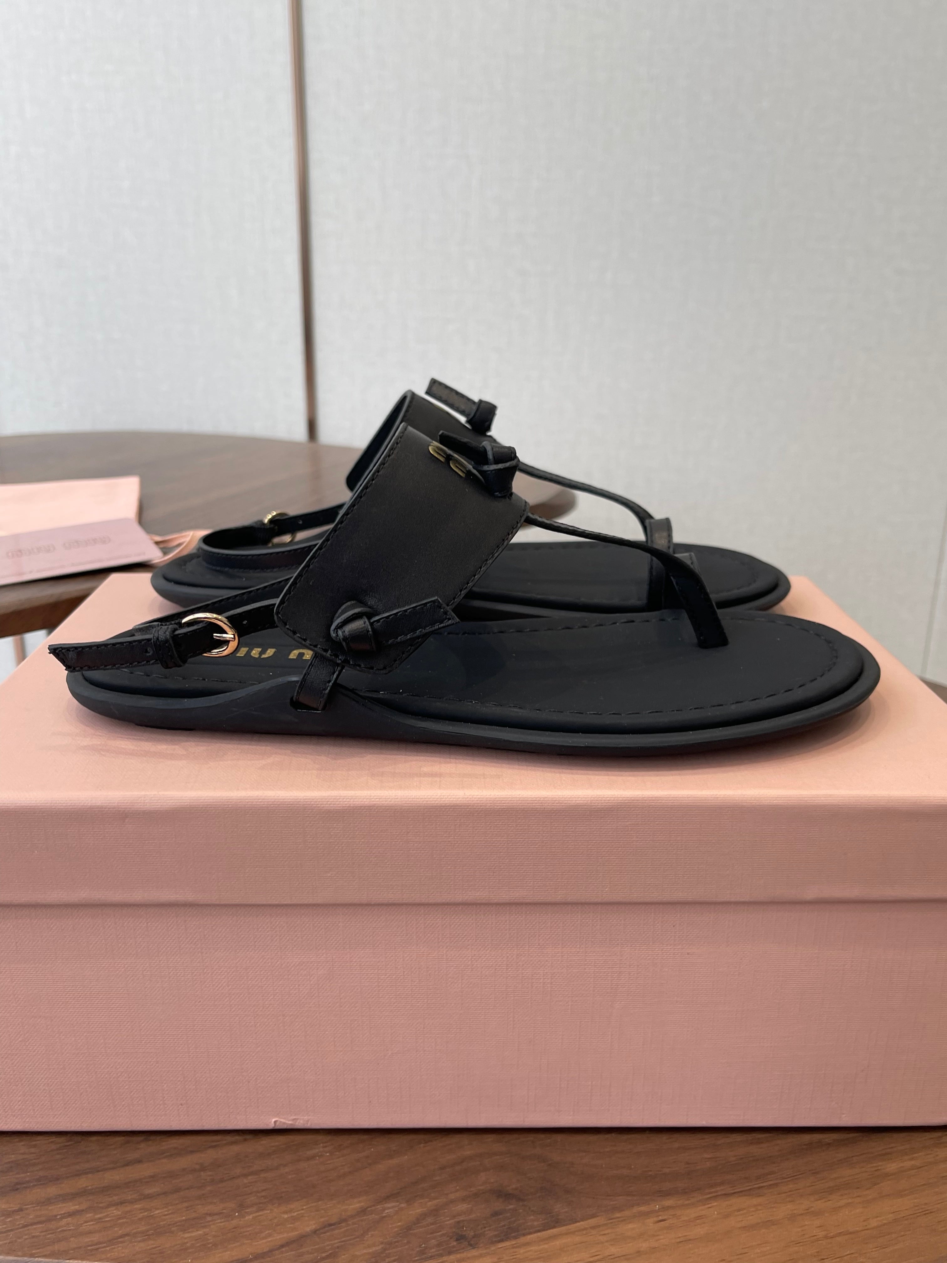 MIUMIU 26S FLIP FLOPS IN BLACK CALFSKIN