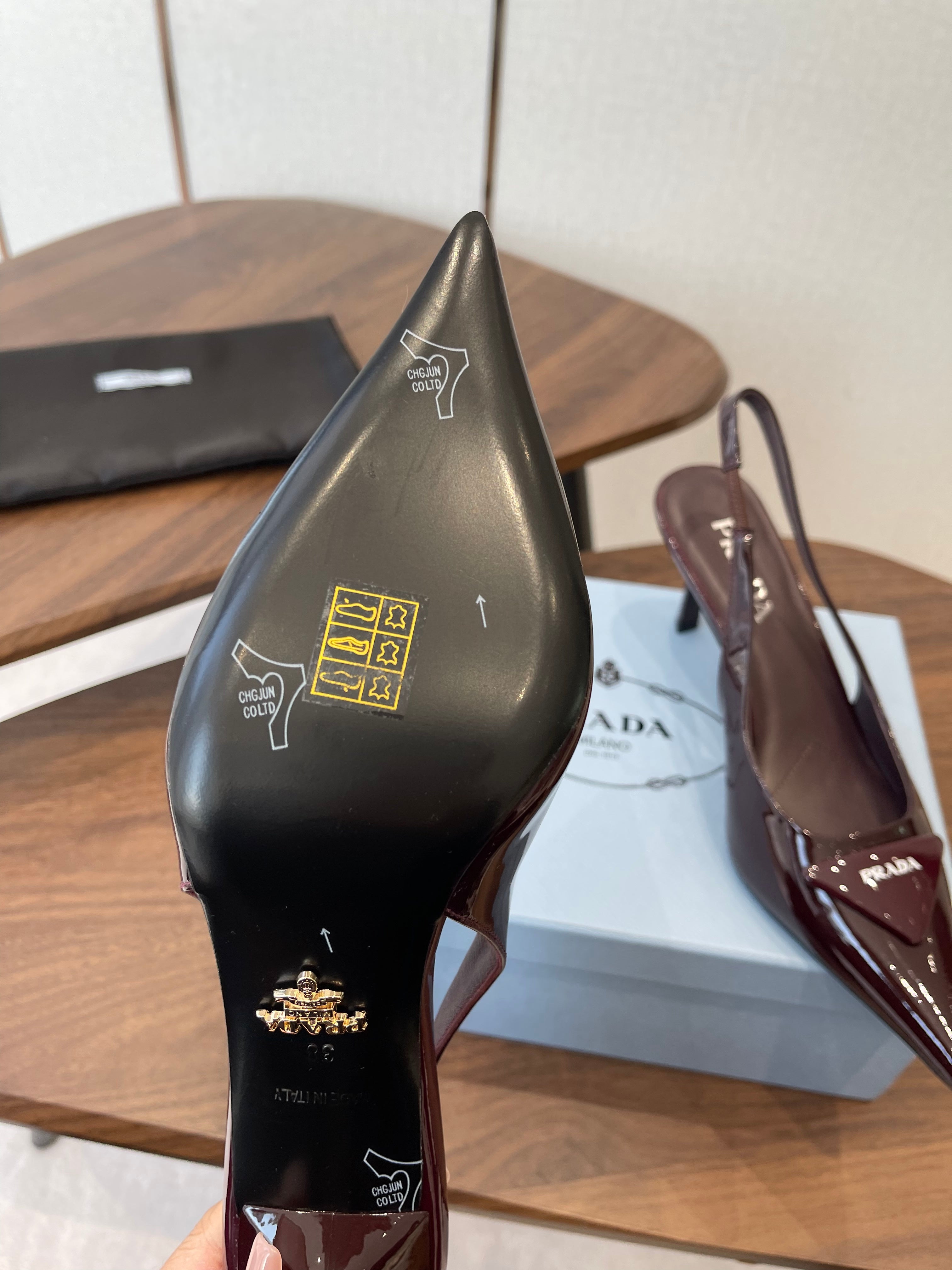 PRADA 26S SLINGBACK PUMPS 75MM IN BURNT BROWN PATENT CALFSKIN WITH LOGO