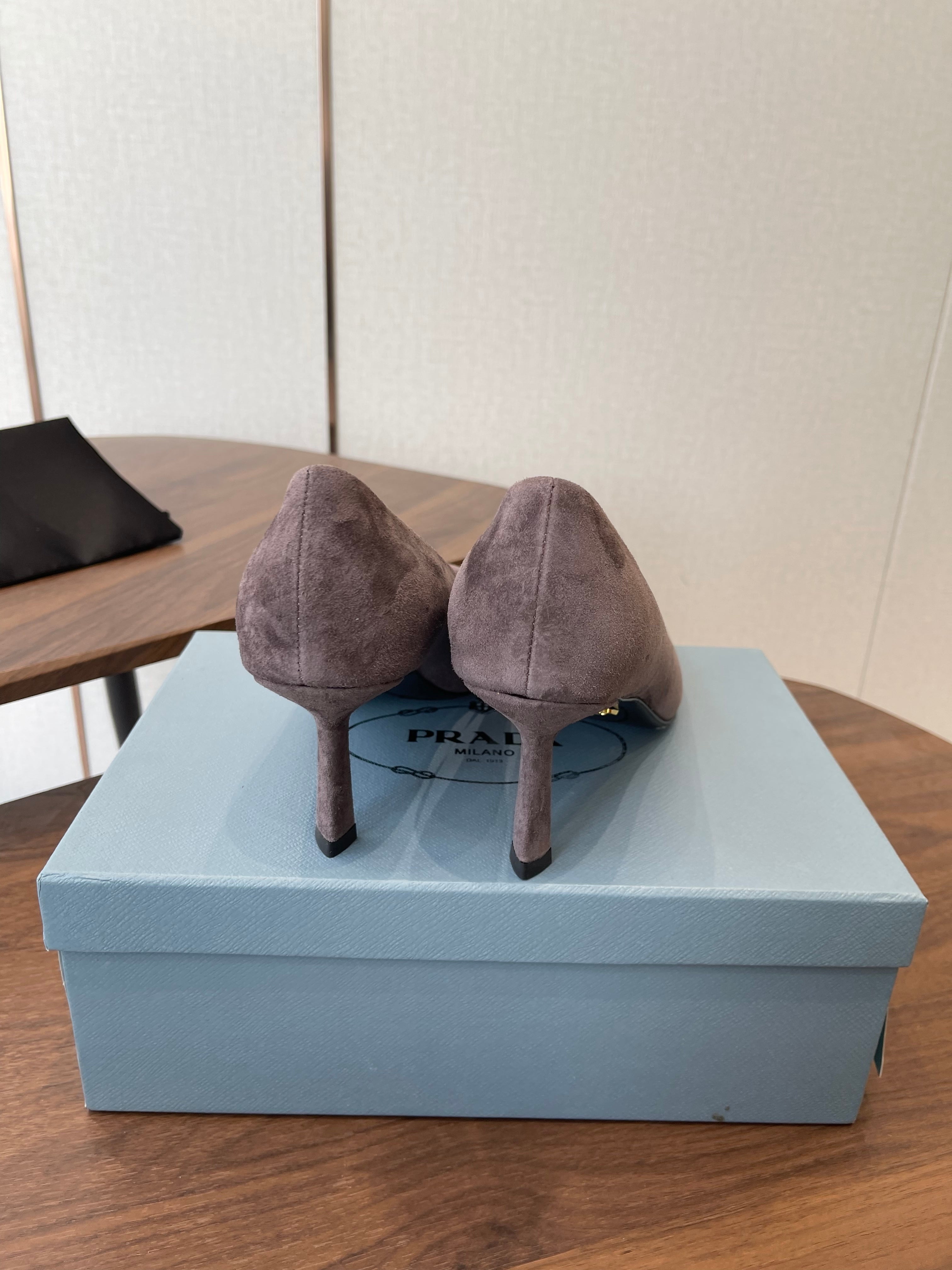 PRADA 26S SLINGBACK PUMPS 75MM IN TAUPE BROWN SUEDE WITH LOGO