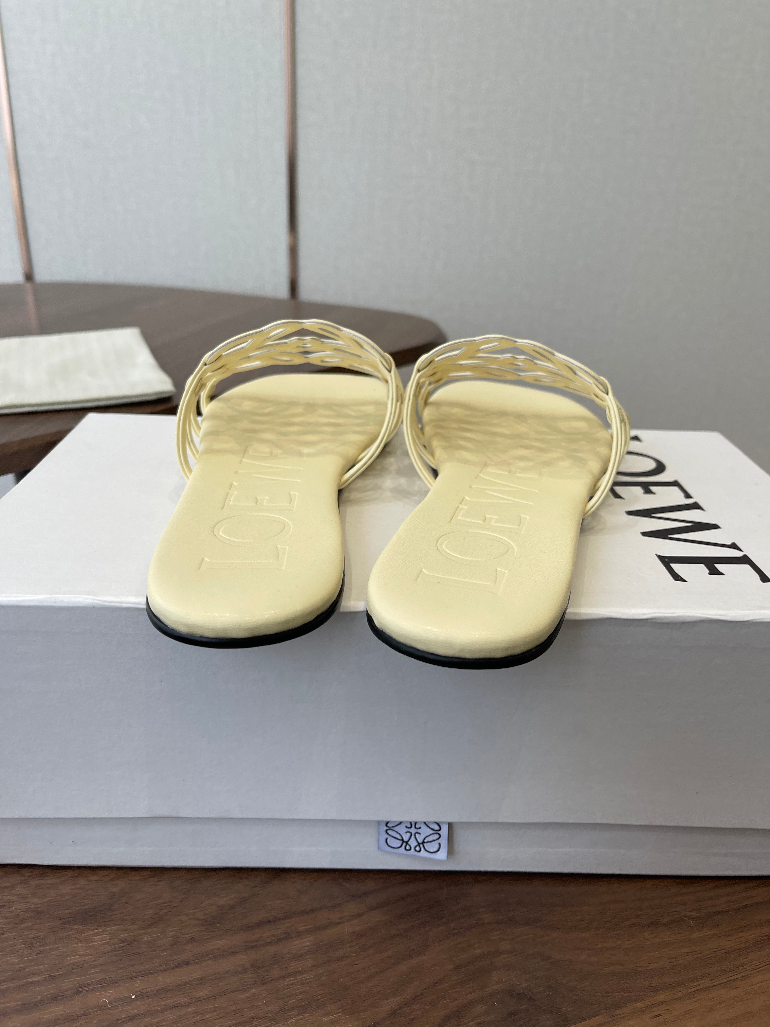 LOEWE 26S FLAT SANDALS IN LIGHT YELLOW CALFSKIN