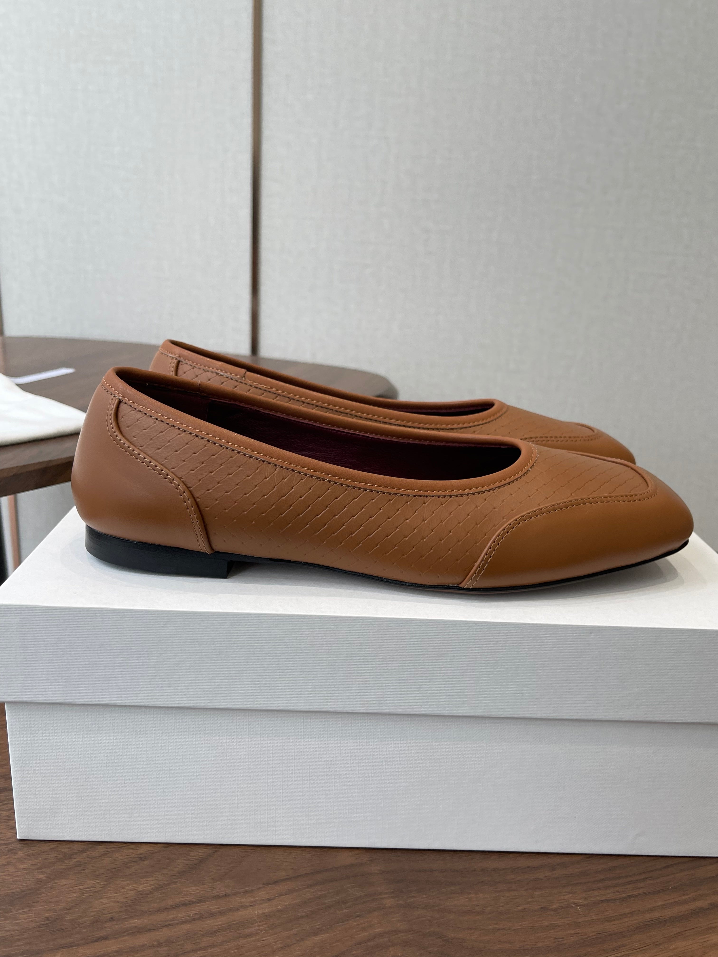 THE ROW 26S SQUARE TOE  BALLET FLATS IN CARAMEL BROWN CALFSKIN