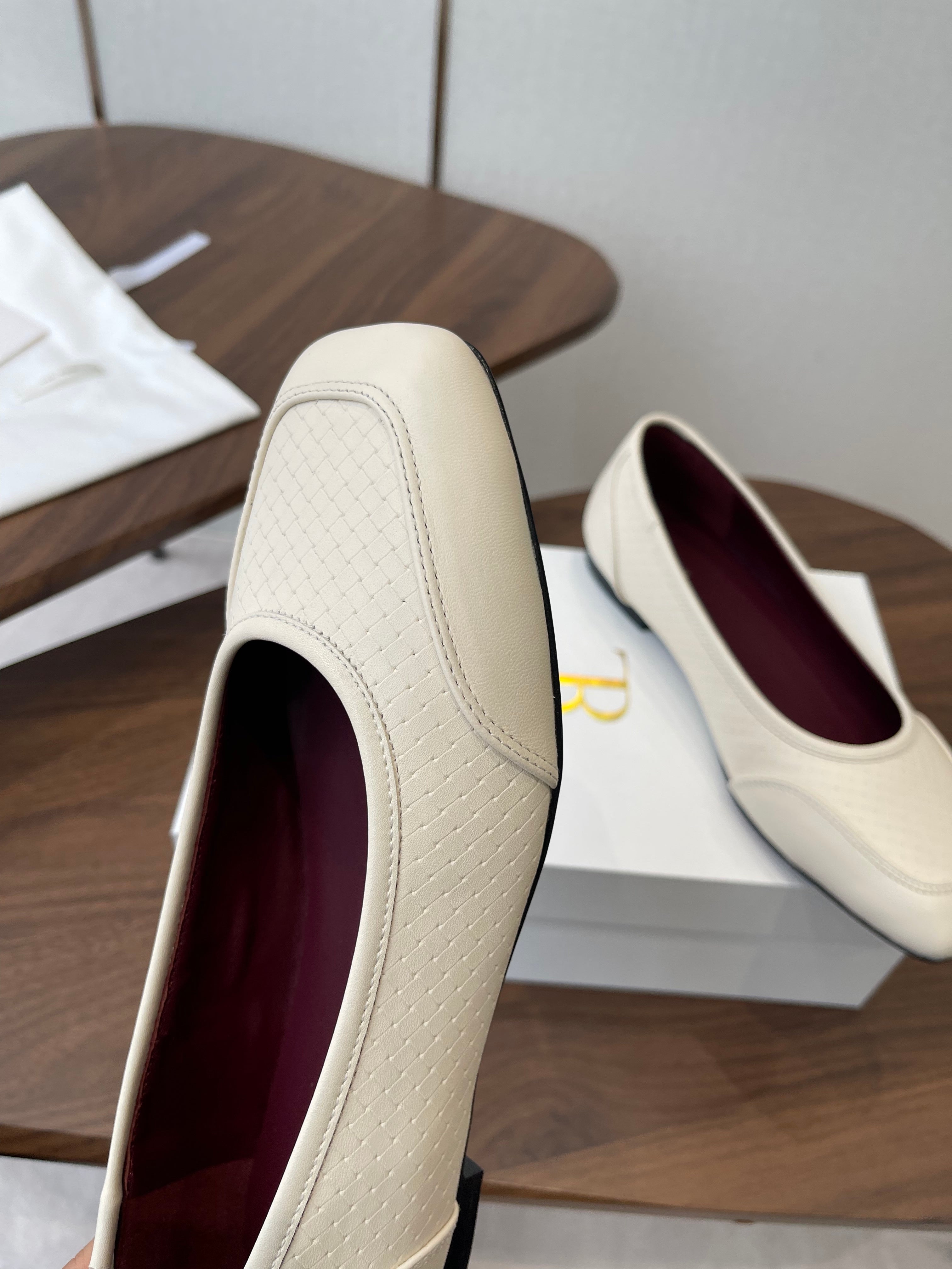 THE ROW 26S SQUARE TOE  BALLET FLATS IN CREAM WHITE CALFSKIN