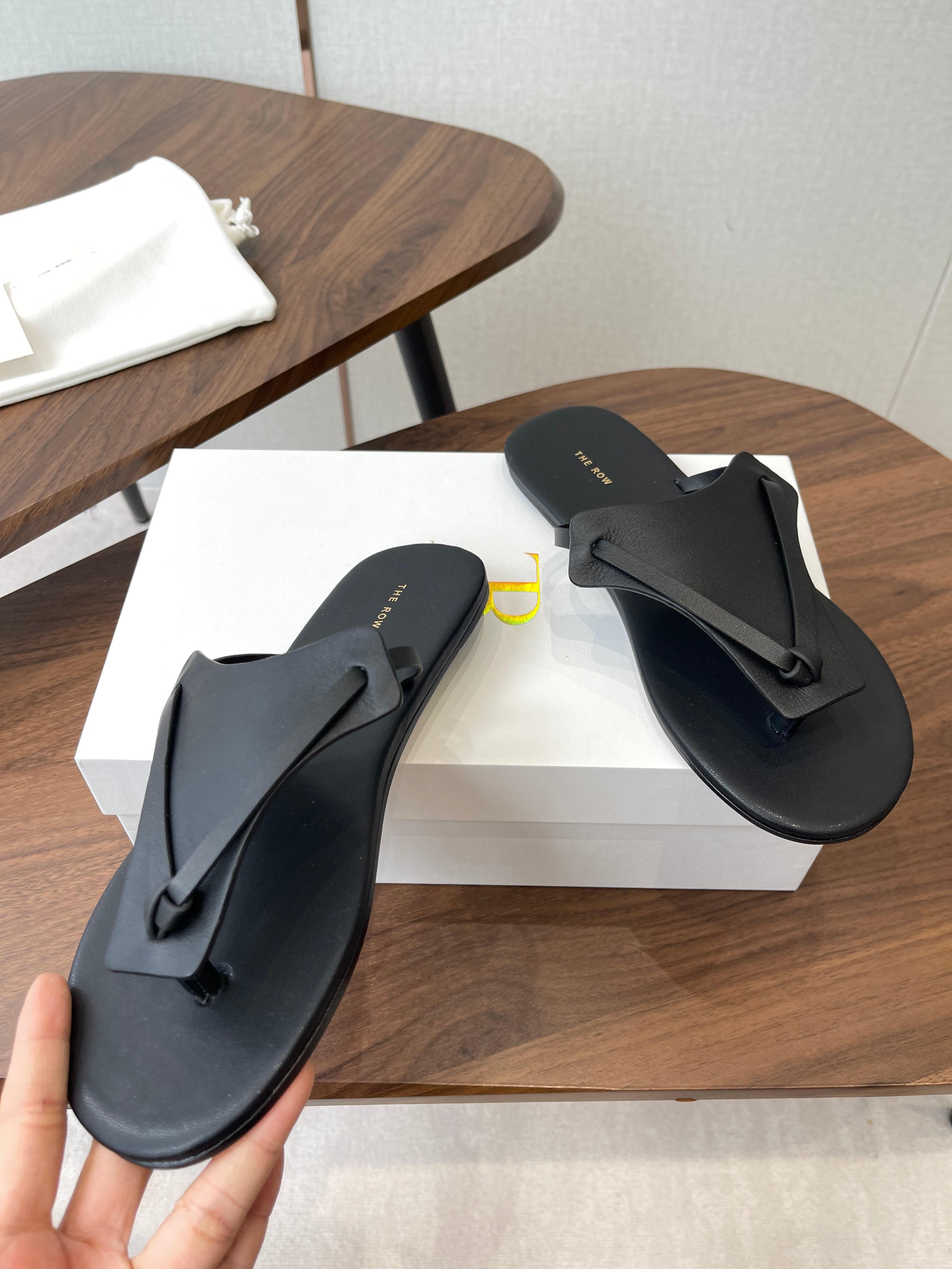 THE ROW 26S T STRAP THONG SANDALS IN BLACK CALFSKIN