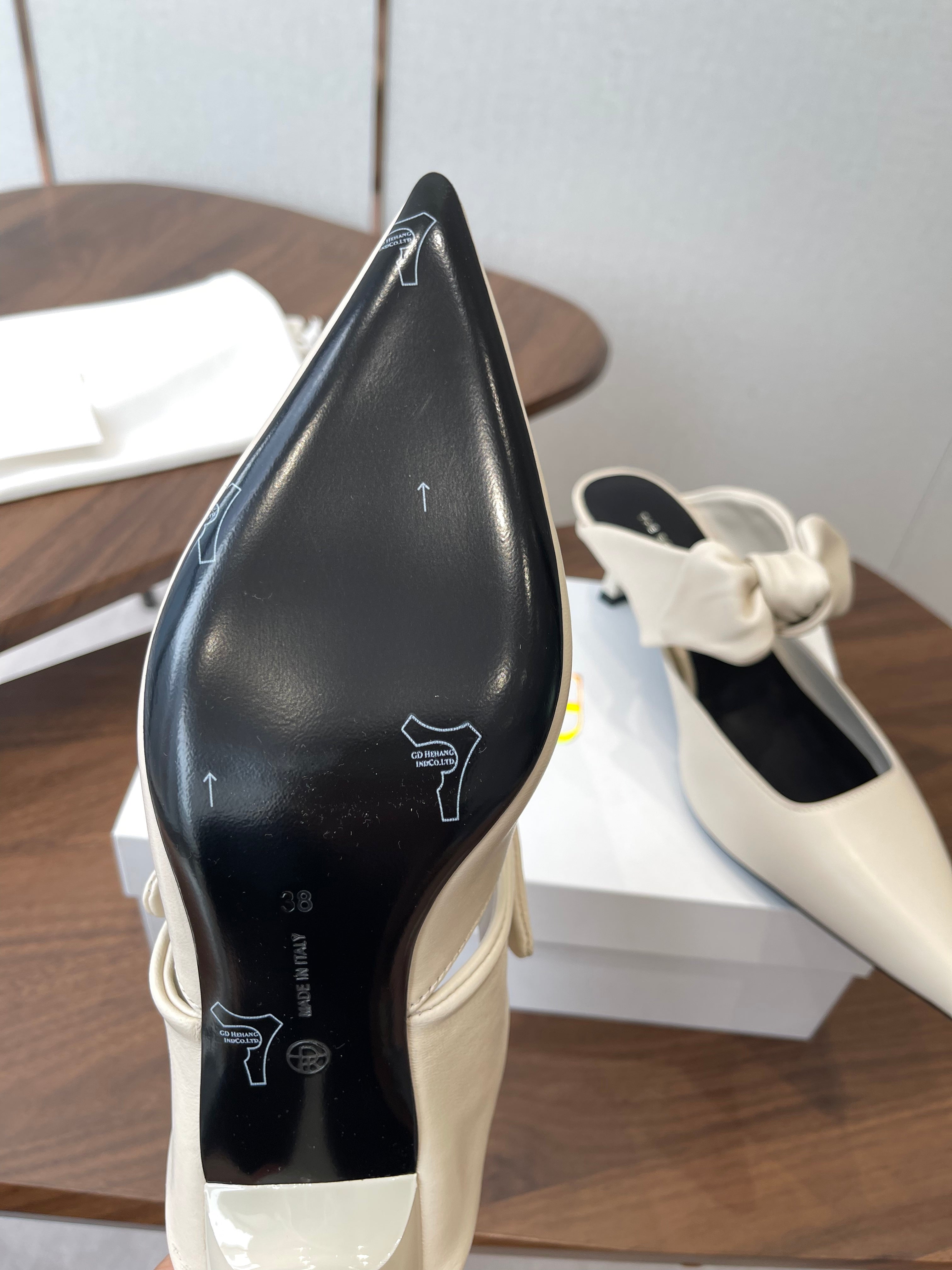 THE ROW 26S SLINGBACK POINTED HEELS IN CREAM WHITE CALFSKIN WITH BOW