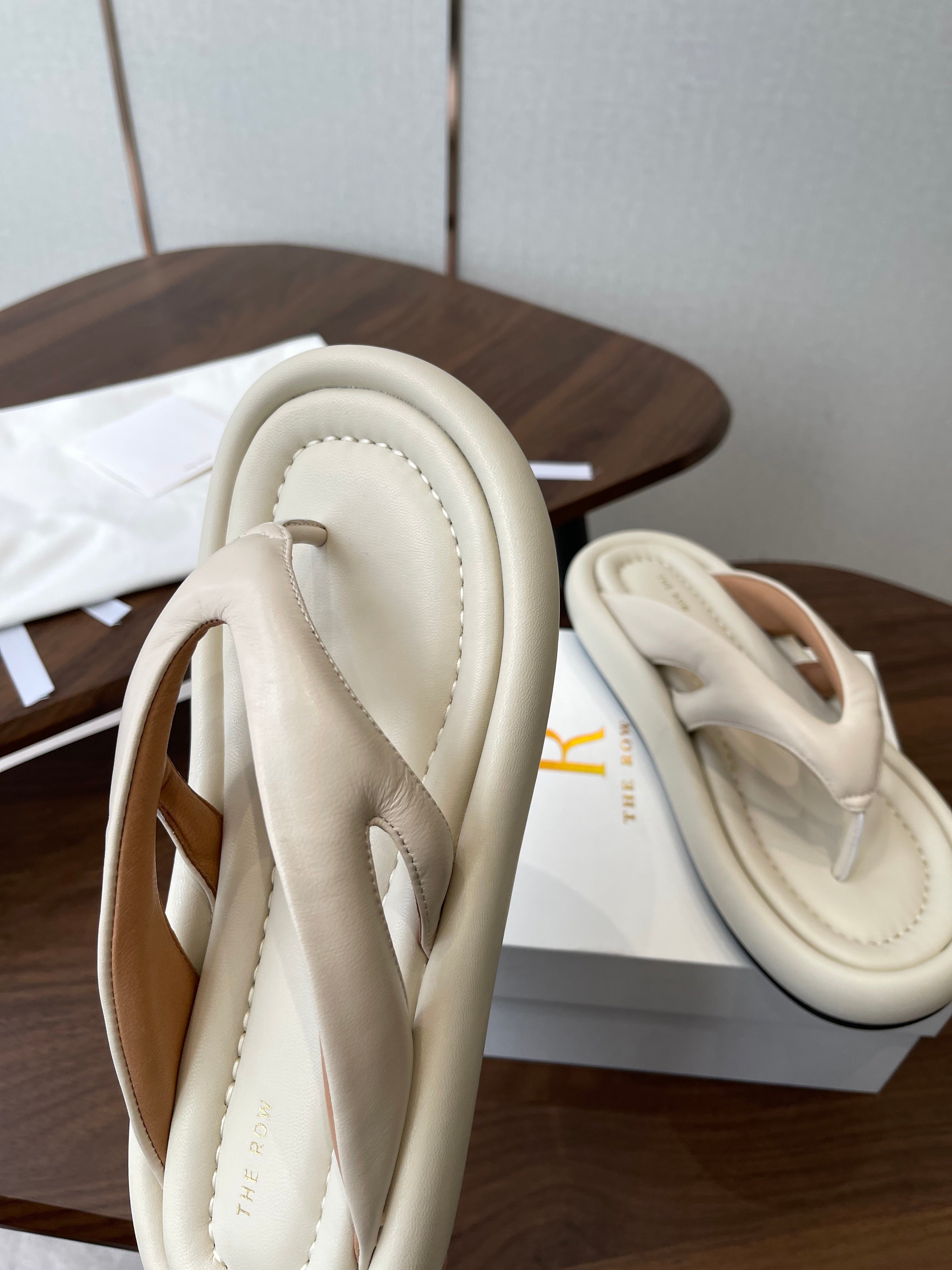 THE ROW 26S PUFFED THONG SANDALS IN IVORY WHITE CALFSKIN