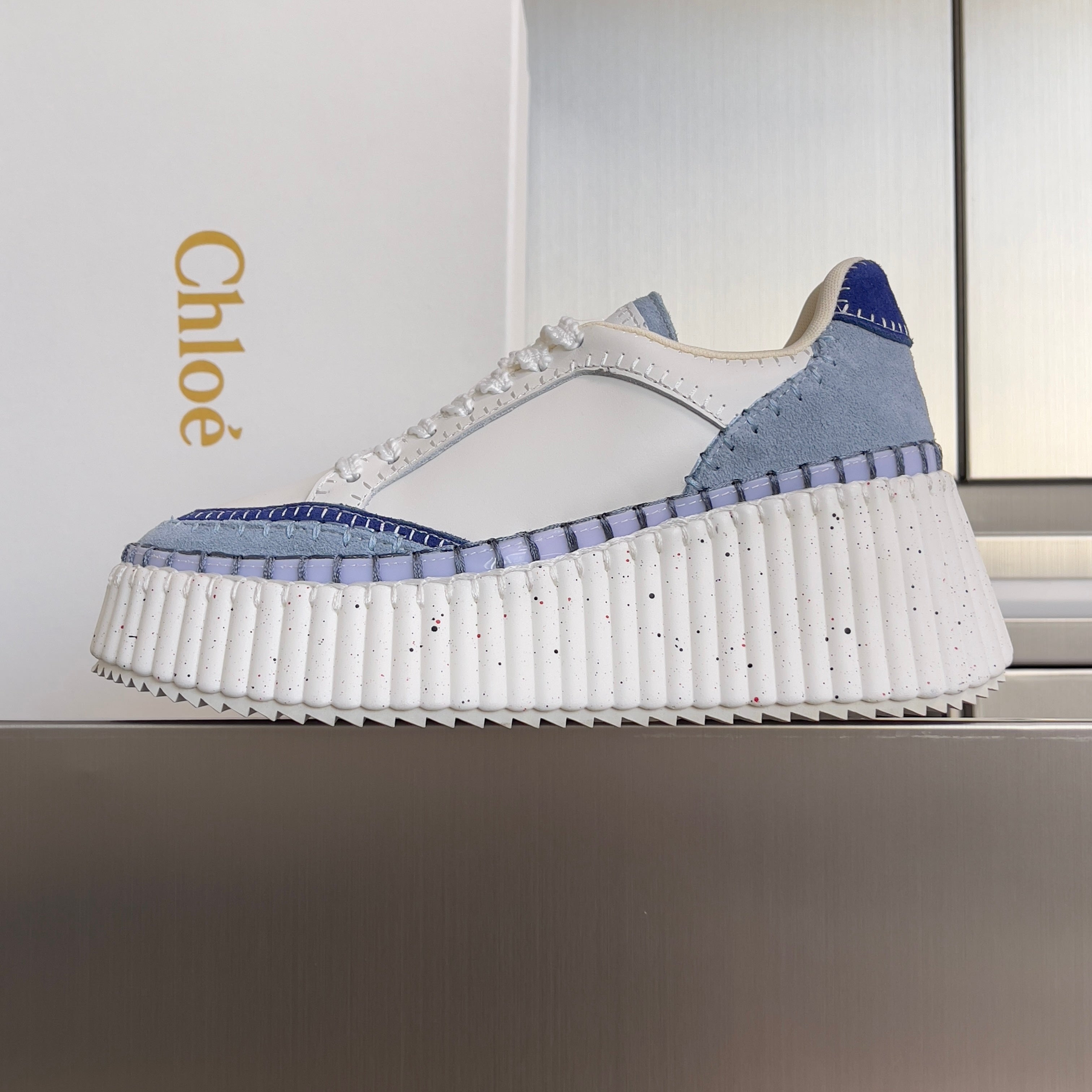 CHLOÉ 26S WEDGE SNEAKERS 70 MM IN WHITE CALFSKIN AND BLUE SUEDE