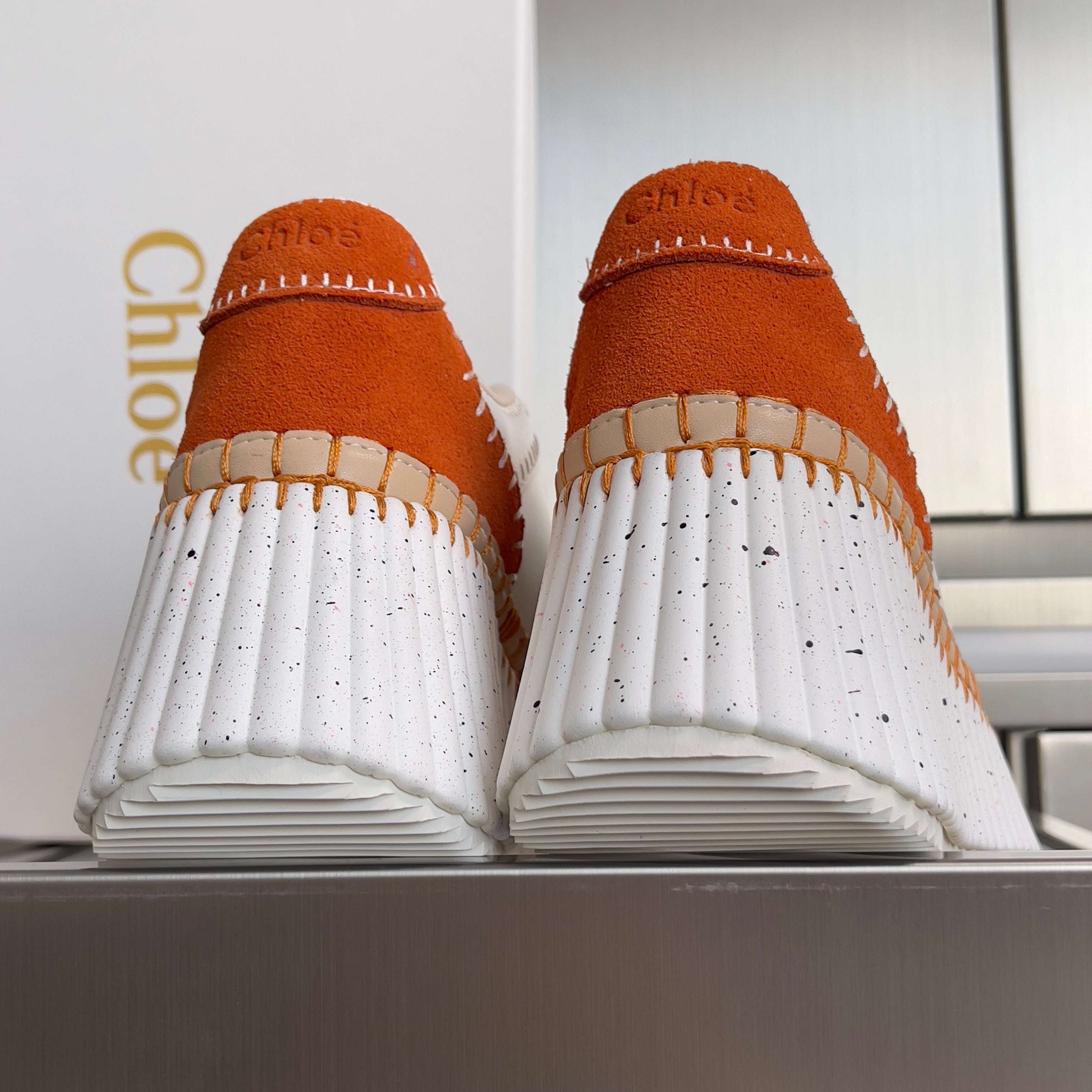 CHLOÉ 26S WEDGE SNEAKERS 70 MM IN WHITE CALFSKIN AND ORANGE SUEDE