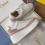 CHLOÉ 26S WEDGE SNEAKERS 70 MM IN WHITE CALFSKIN AND LIGHT PINK SUEDE