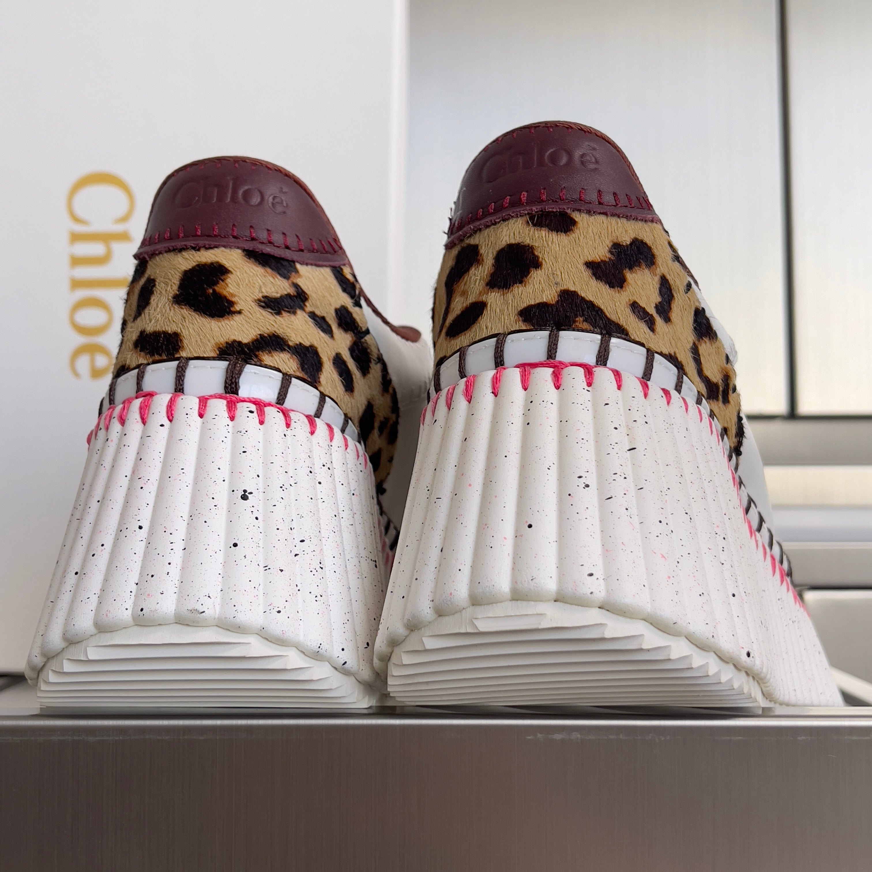 CHLOÉ 26S WEDGE SNEAKERS 70 MM IN WHITE CALFSKIN AND LEOPARD PRINT PONY HAIR