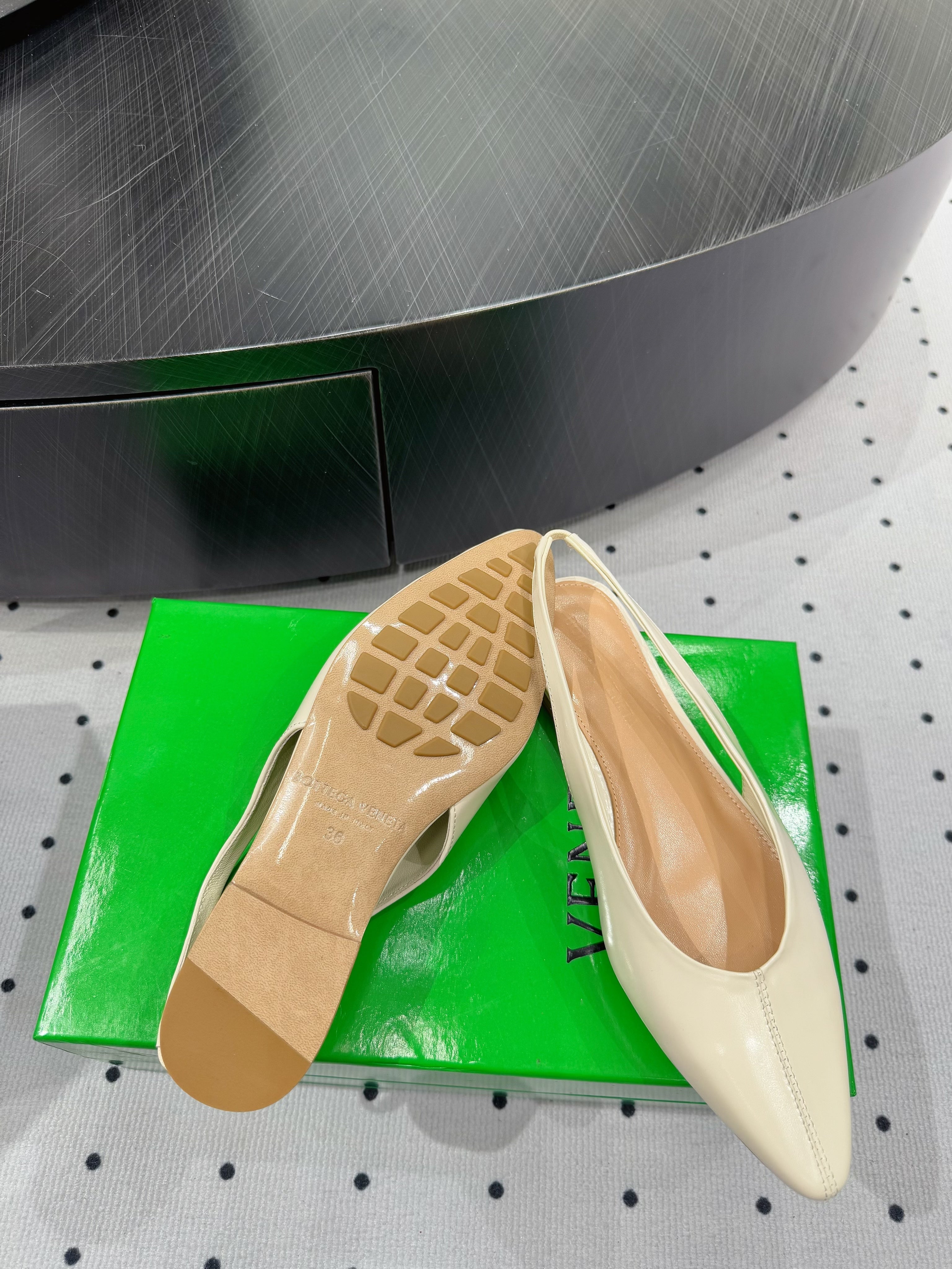 BOTTEGA VENETA 26S SLINGBACK FLATS IN LIGHT BEIGE CALFSKIN
