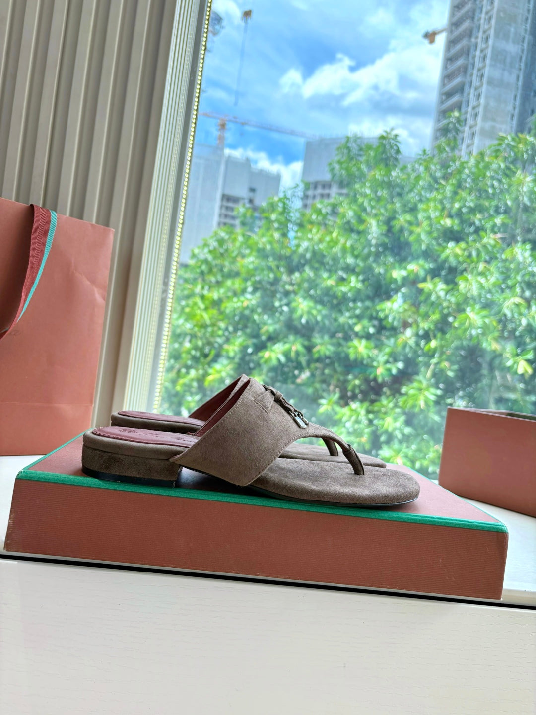 LP THONG SANDALS 25S IN ASH BROWN SUEDE