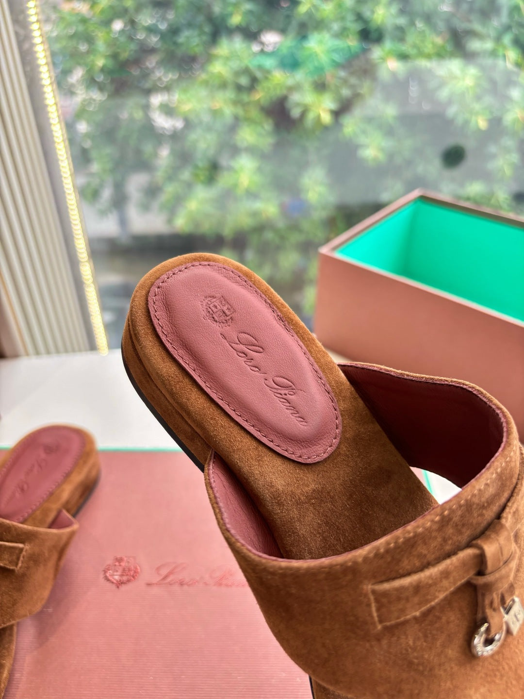 LP THONG SANDALS 25S IN BROWN SUEDE
