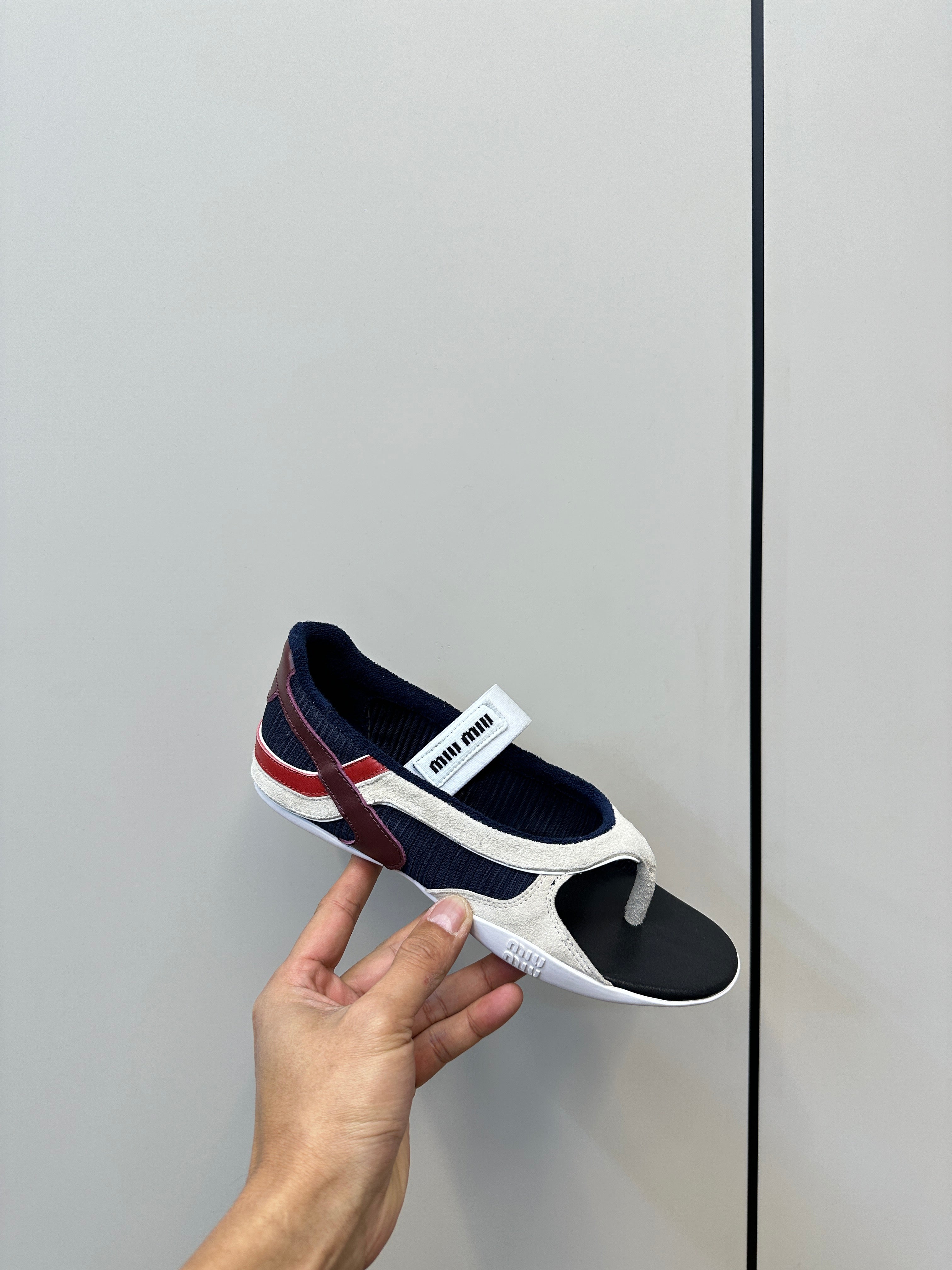 THONG SANDALS IN WHITE SUEDE MIX NAVY TECH FABRIC
