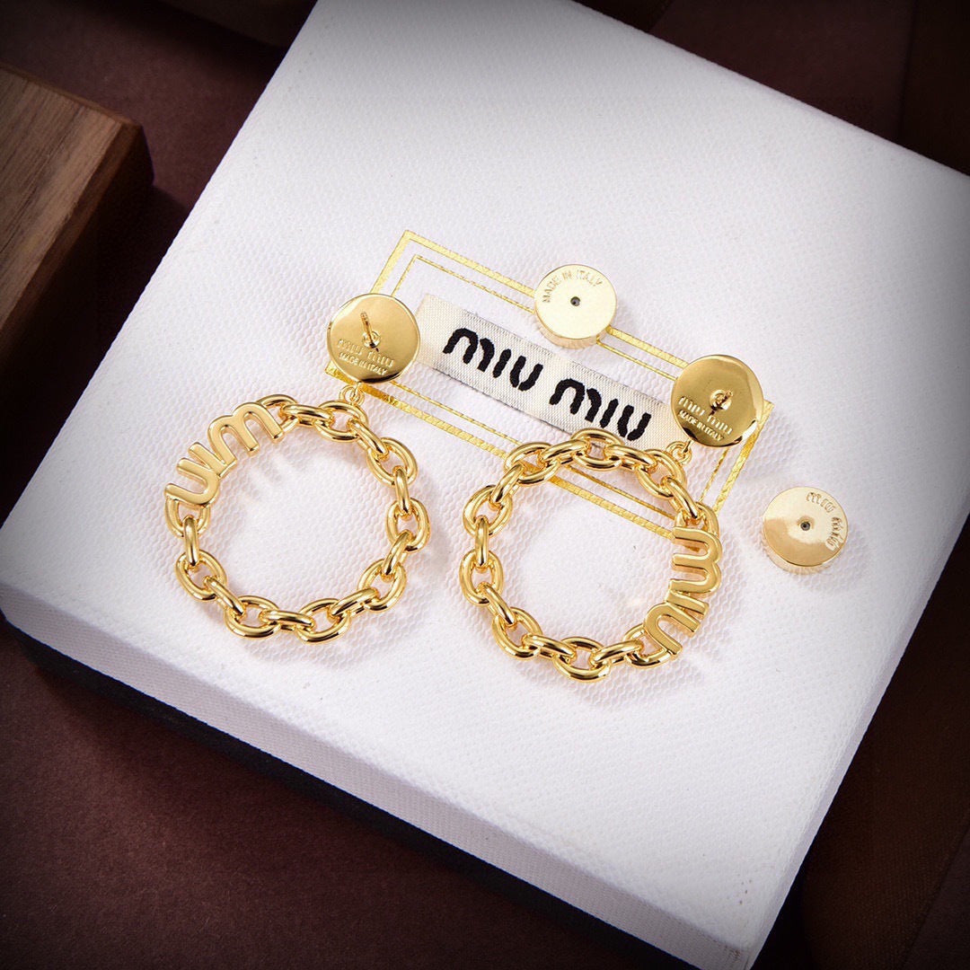 MIUMIU 26S CHAIN HOOP LOGO DROP EARRINGS IN GOLD TONE METAL 617564