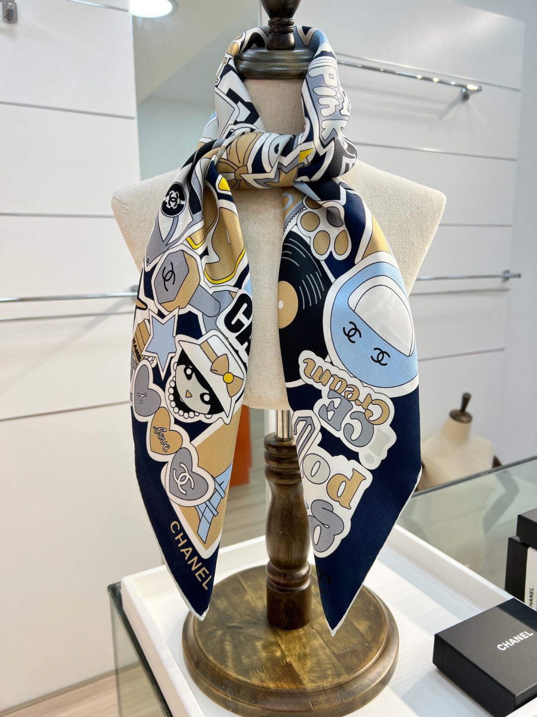 CHANEL 26S SCARF 90 IN SILK 313365