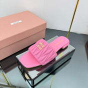 MATELASSÉ SLIDES IN PINK CALFSKIN