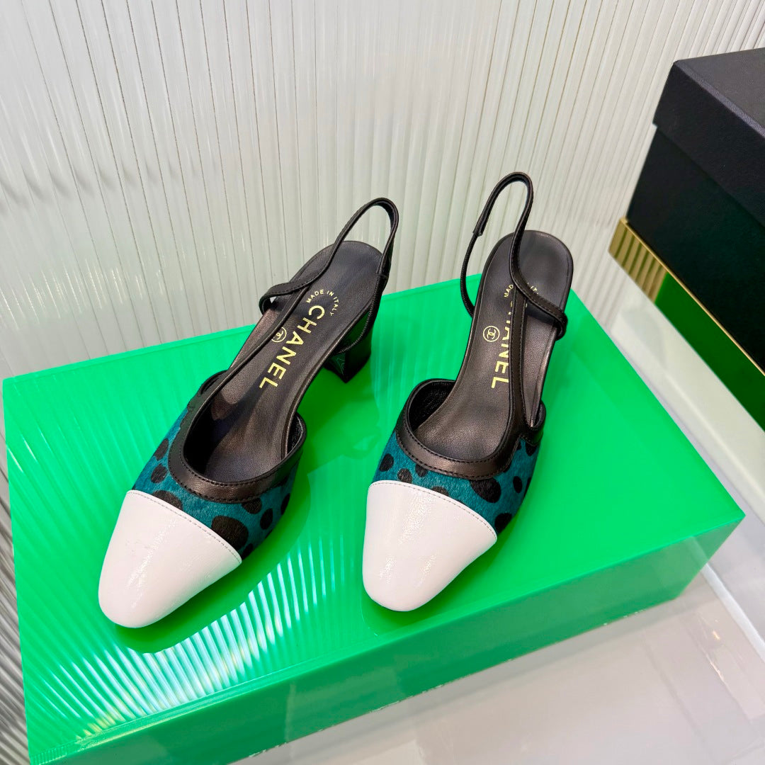 CHANEL 26S HIGH-HEEL SLINGBACKS 50 MM IN WHITE CALFSKIN AND TEAL PONY HAIR