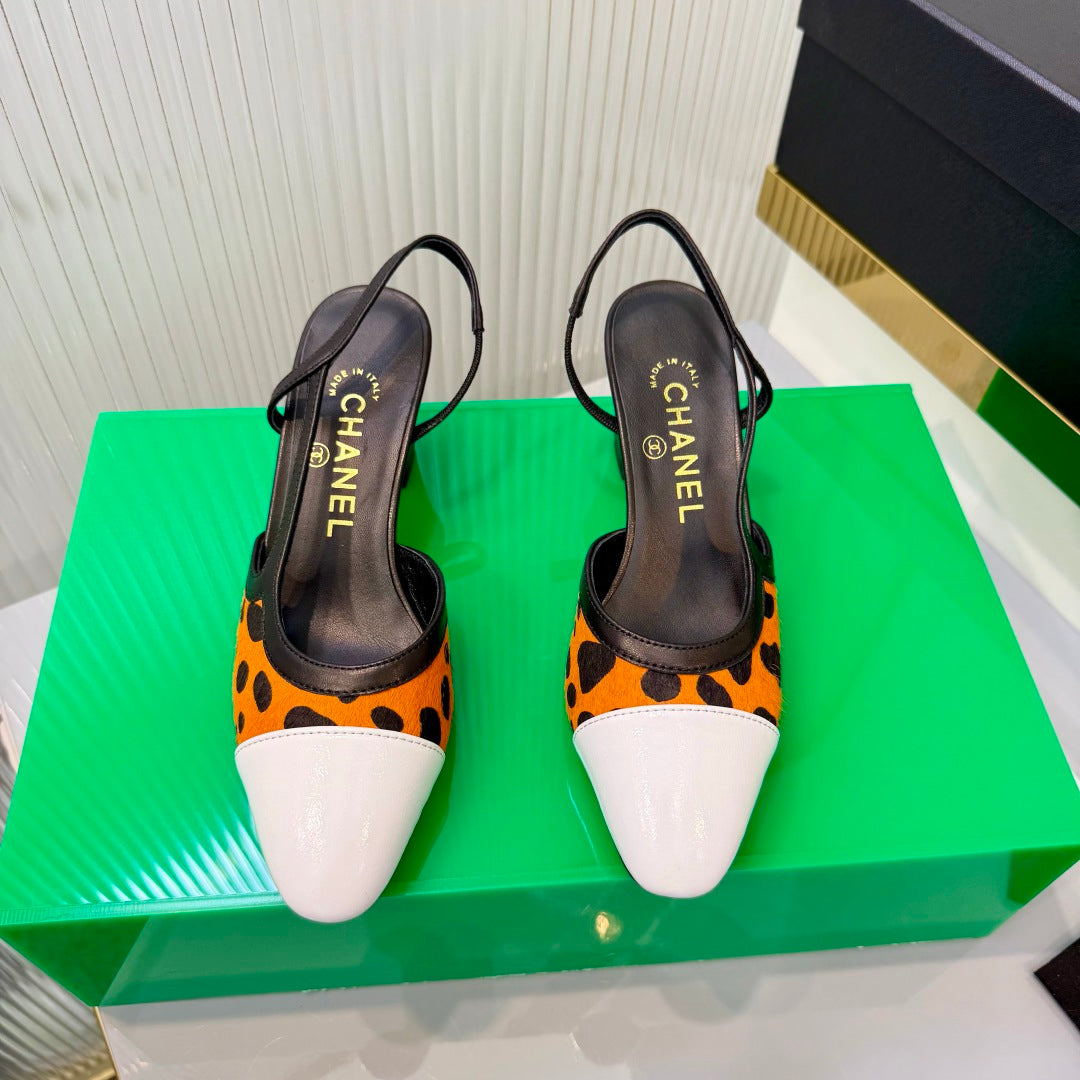 CHANEL 26S HIGH-HEEL SLINGBACKS 50 MM IN WHITE CALFSKIN WITH ORANGE PONY HAIR