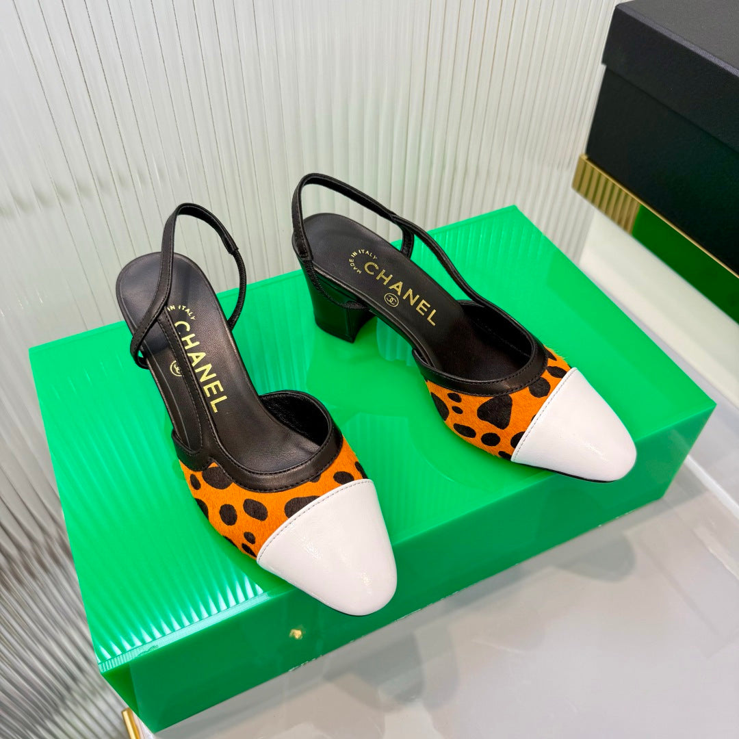 CHANEL 26S HIGH-HEEL SLINGBACKS 50 MM IN WHITE CALFSKIN WITH ORANGE PONY HAIR
