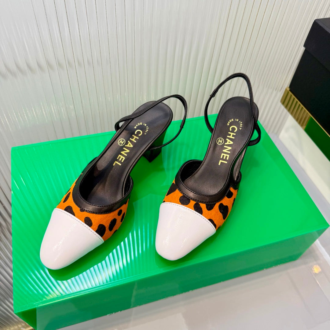 CHANEL 26S HIGH-HEEL SLINGBACKS 50 MM IN WHITE CALFSKIN WITH ORANGE PONY HAIR