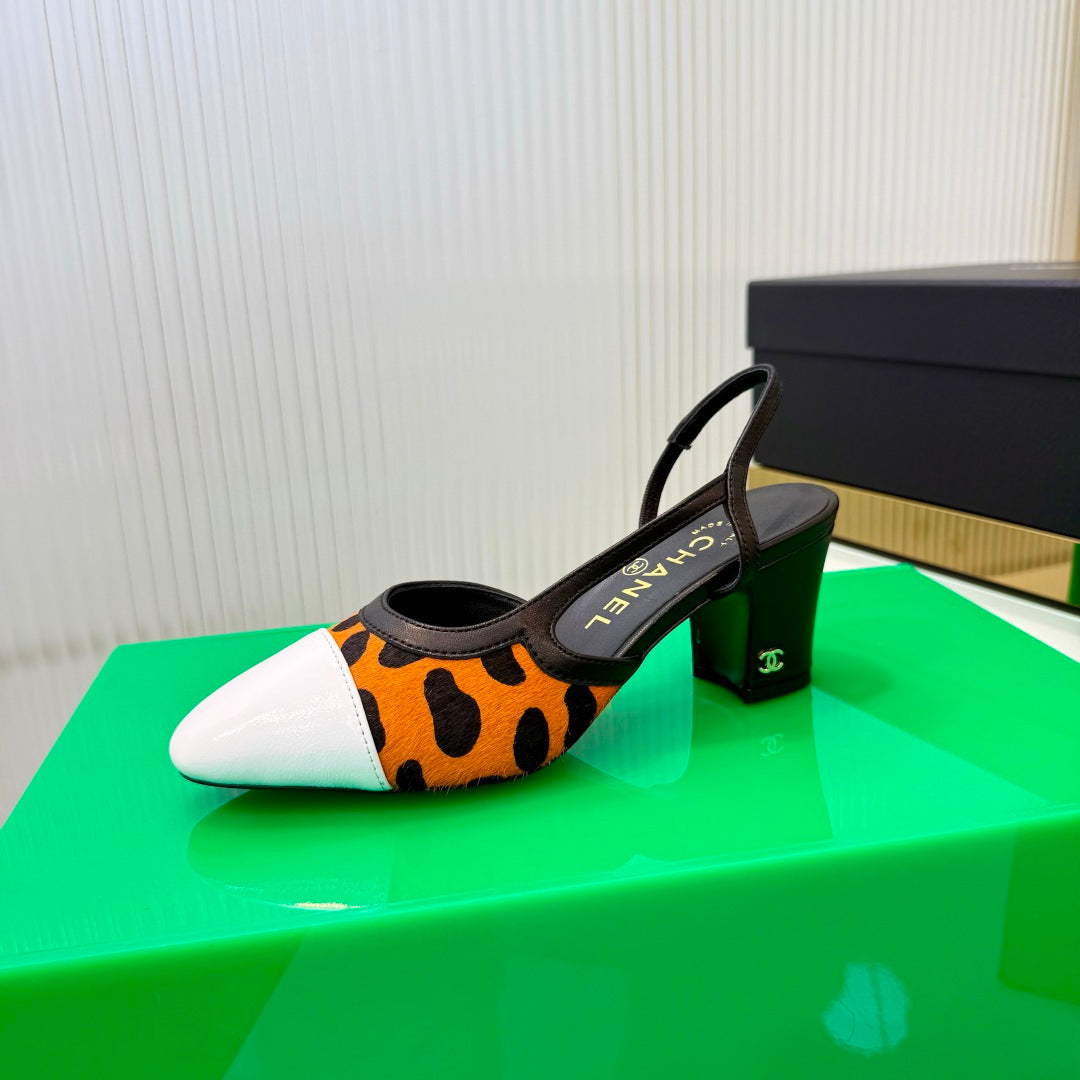CHANEL 26S HIGH-HEEL SLINGBACKS 50 MM IN WHITE CALFSKIN WITH ORANGE PONY HAIR