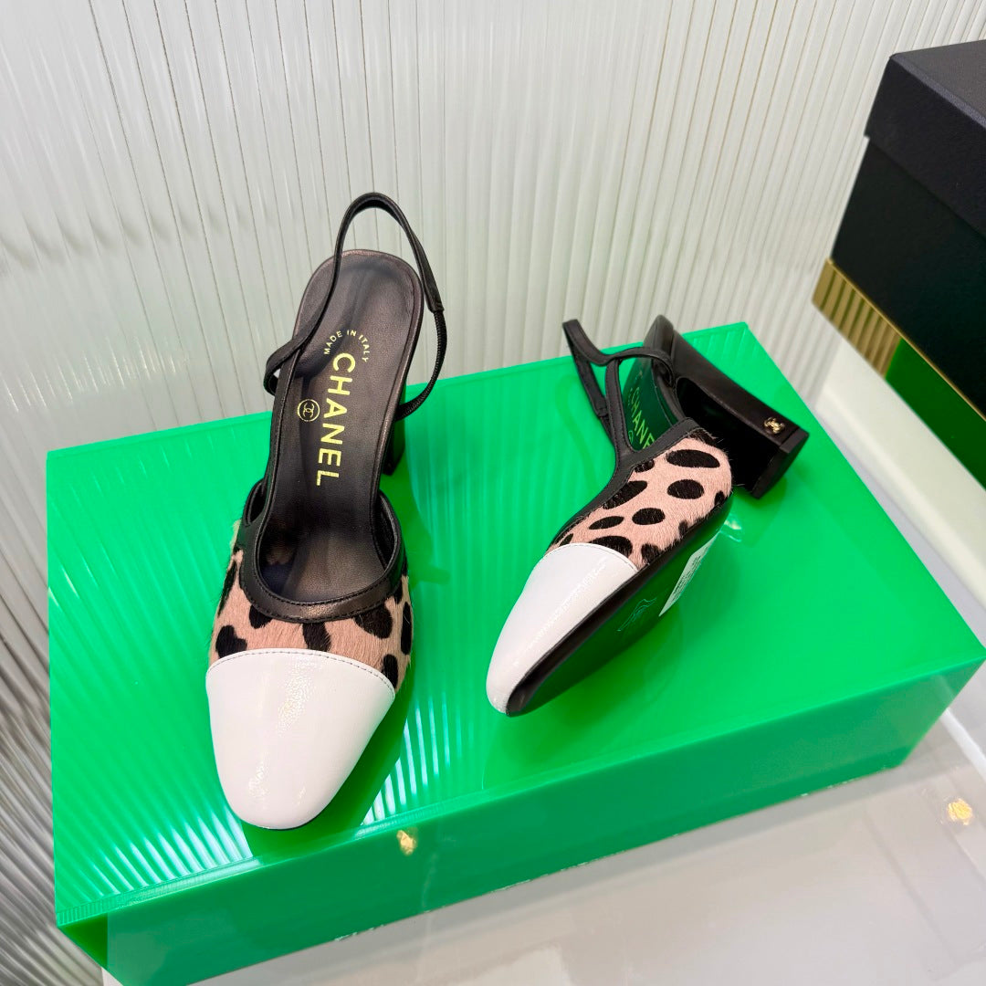 CHANEL 26S HIGH-HEEL SLINGBACKS 70 MM IN WHITE PATENT CALFSKIN WITH LINK PINK PONY HAIR