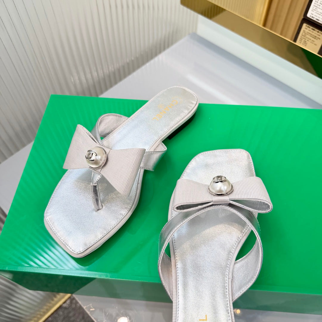 CHANEL 26S THONG SANDALS IN SILVER LAMBSKIN AND FABRIC WITH BOW