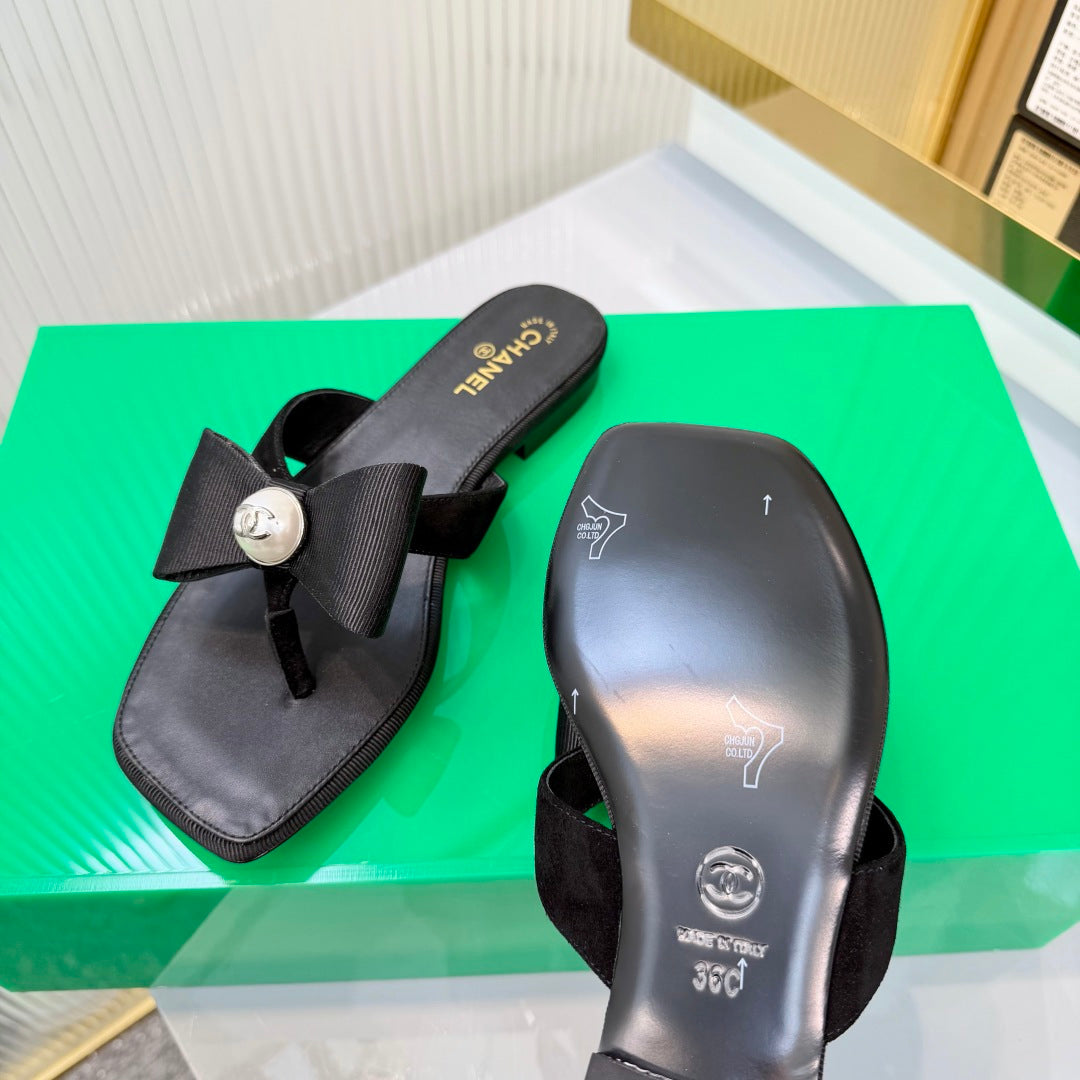 CHANEL 26S THONG SANDALS IN BLACK LAMBSKIN AND FABRIC WITH BOW