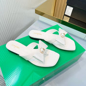 CHANEL 26S THONG SANDALS IN WHITE LAMBSKIN AND FABRIC WITH BOW