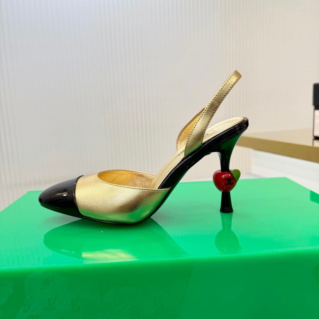 CHANEL 26S SLINGBACK POINTED-TOE HEELS 95 MM IN GOLD LAMBSKIN WITH BLACK CAP TOE