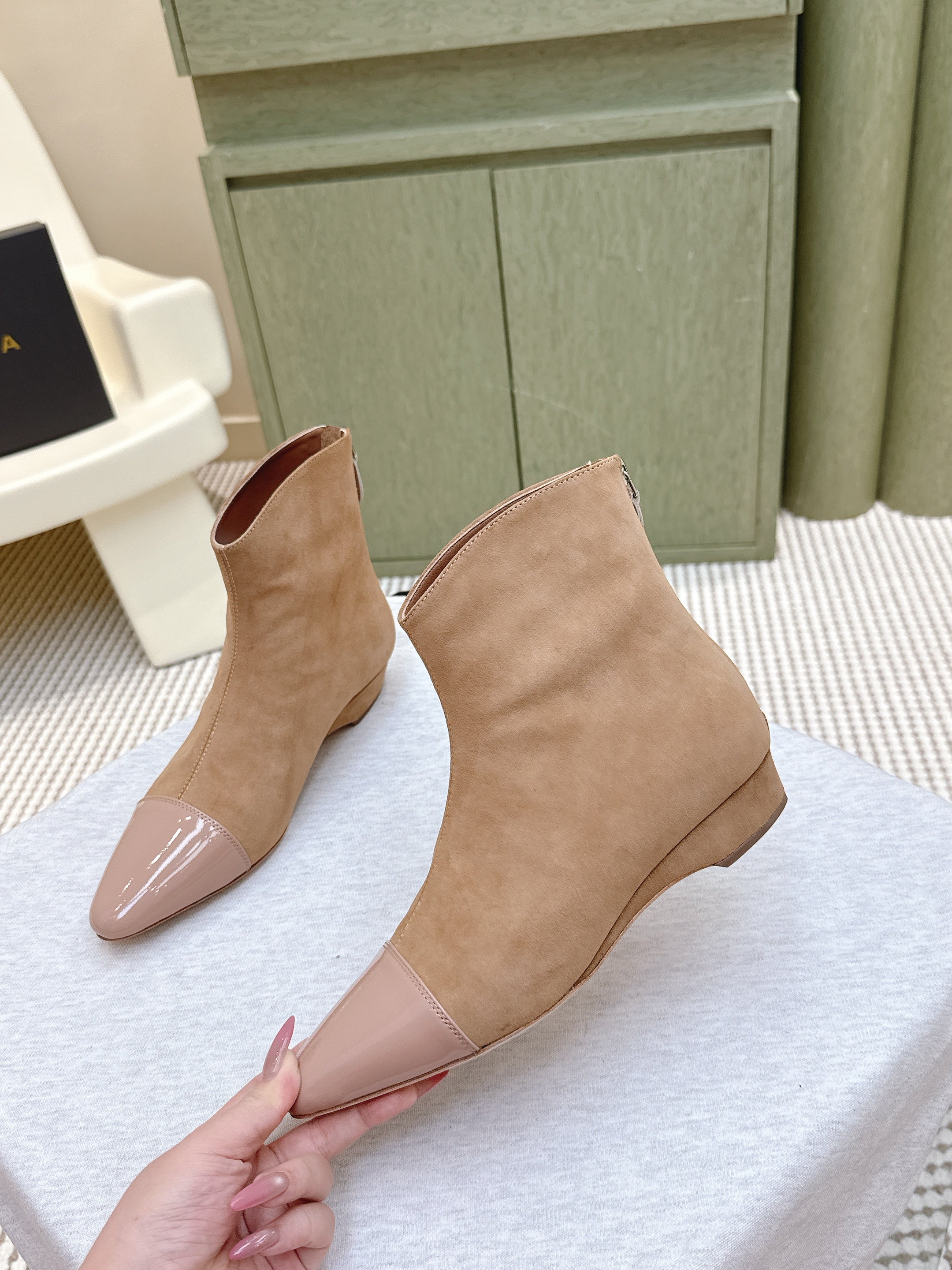 ALAIA 26S ANKLE BOOTS IN DARK BEIGE SUEDE AND GLOSSY CALFSKIN