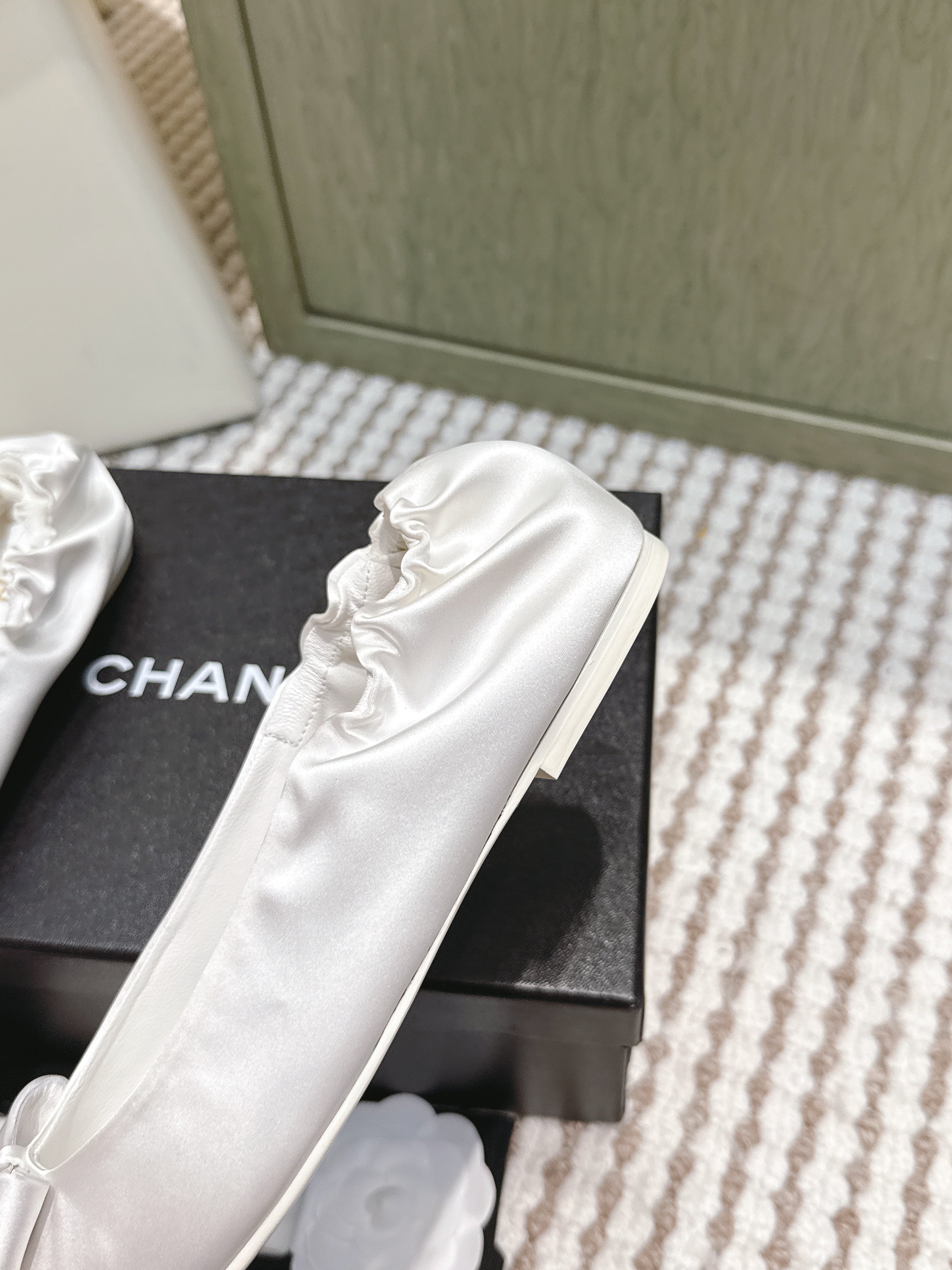 CHANEL 25S MARY JANE BALLET FLATS IN WHITE SILK SATIN