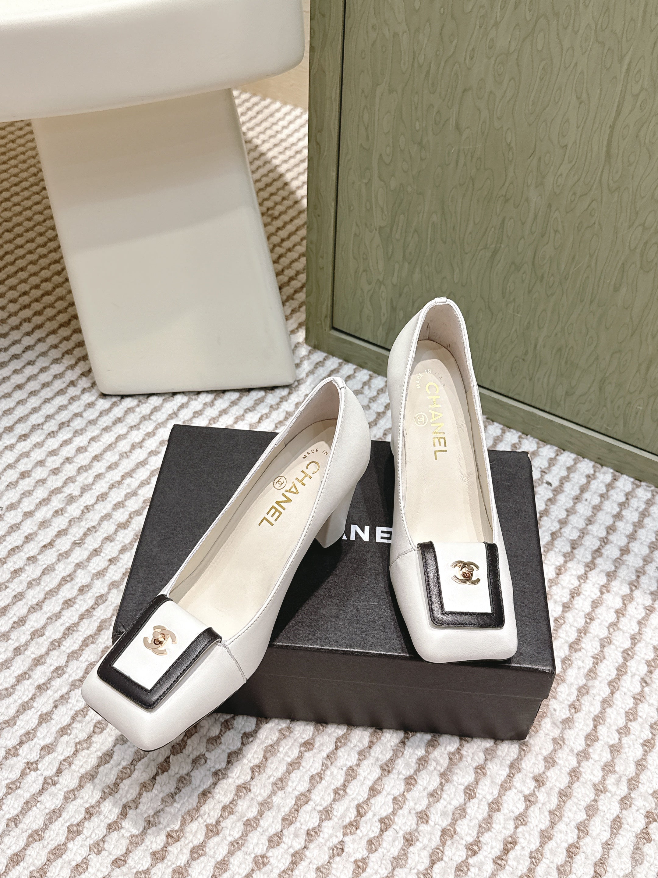 CHANEL 25S SLINGBACK SHOES 90MM IN WHITE CALFSKIN SQUARE TOE GOLD HARDWARE