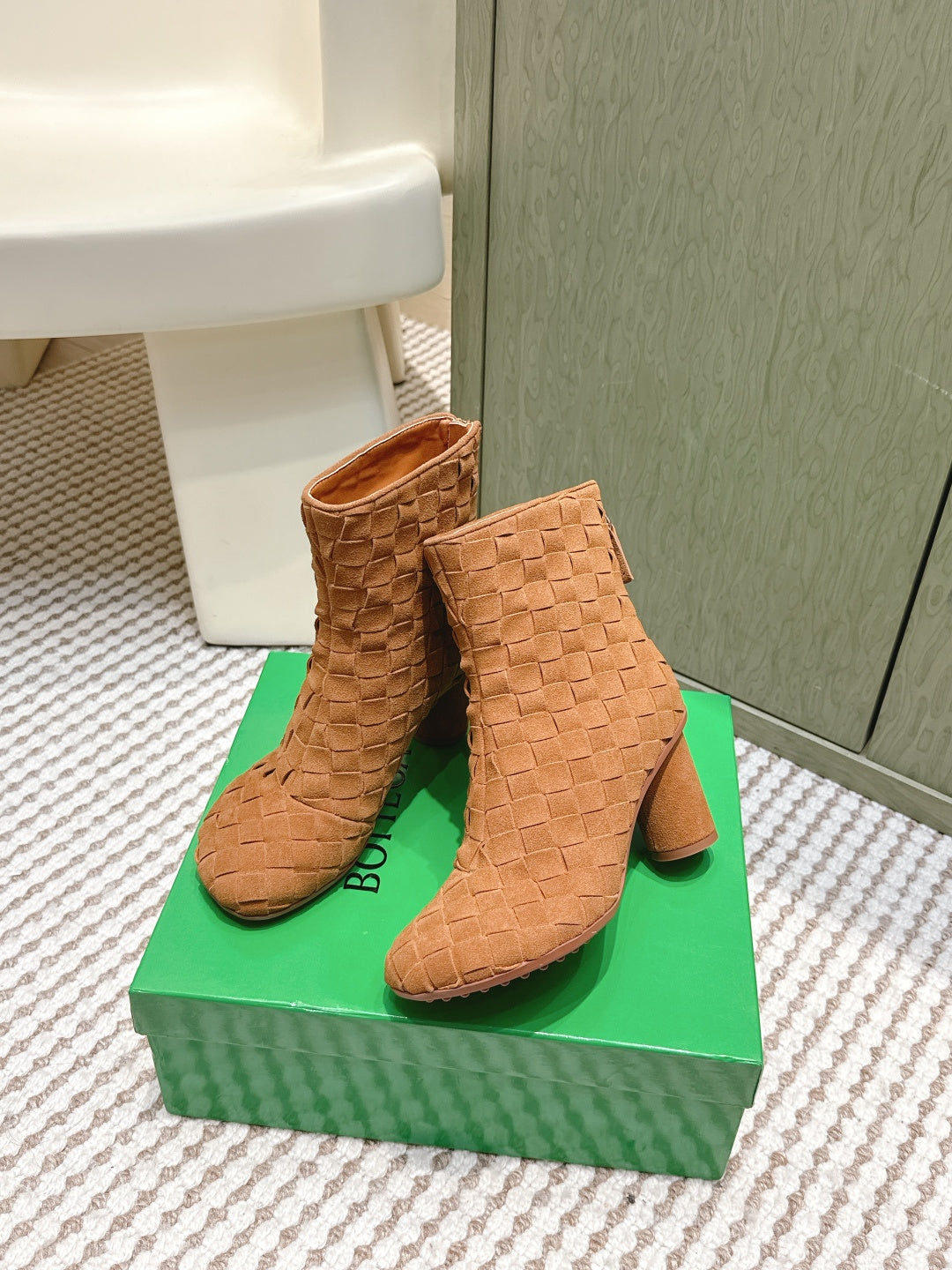BOTTEGA VENETA 26S INTRECCIATO BOOTS 70 MM IN BROWN SUEDE